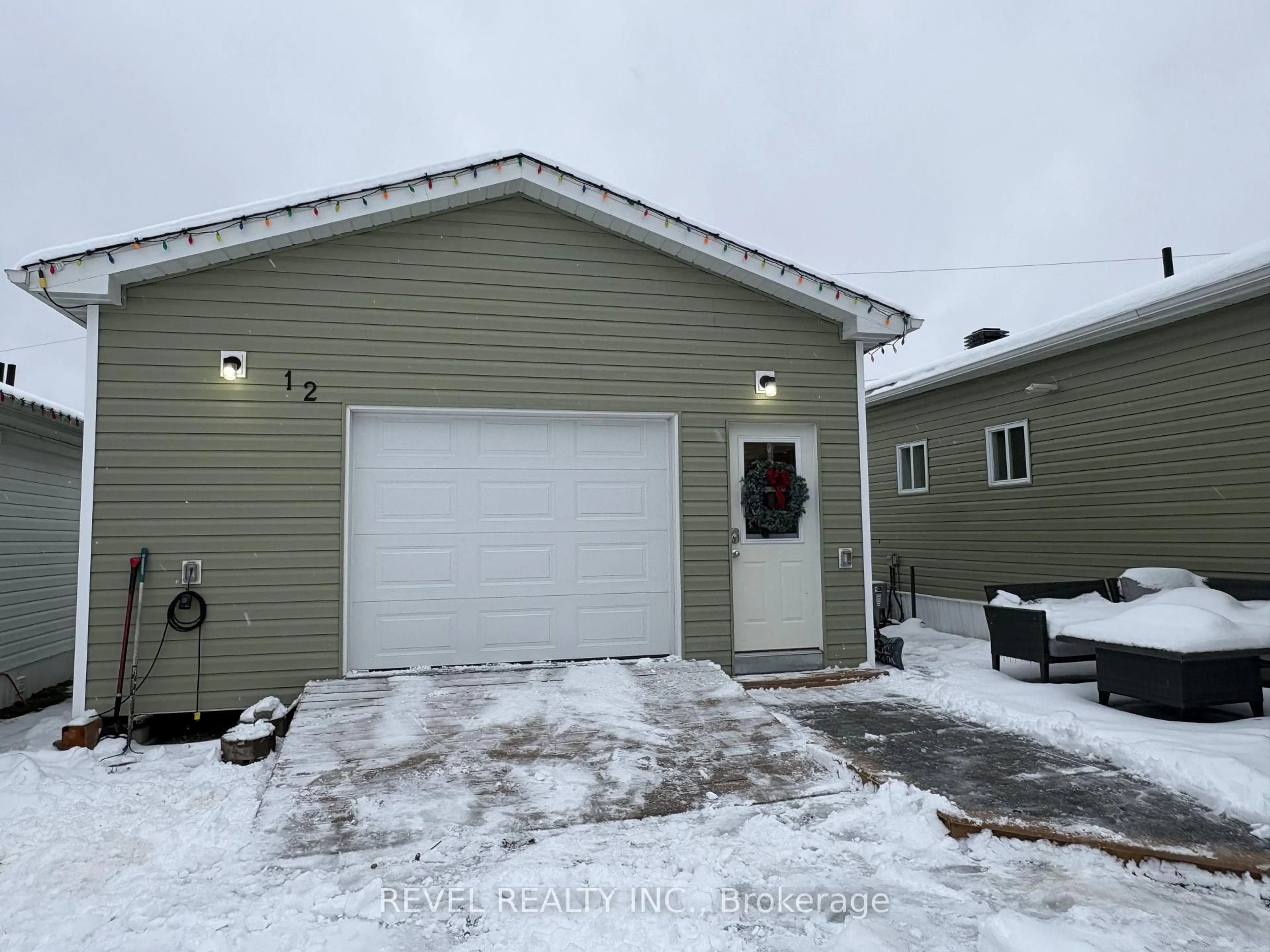 Indoor garage for 12 Ford St, Cochrane Ontario P0L 1C0