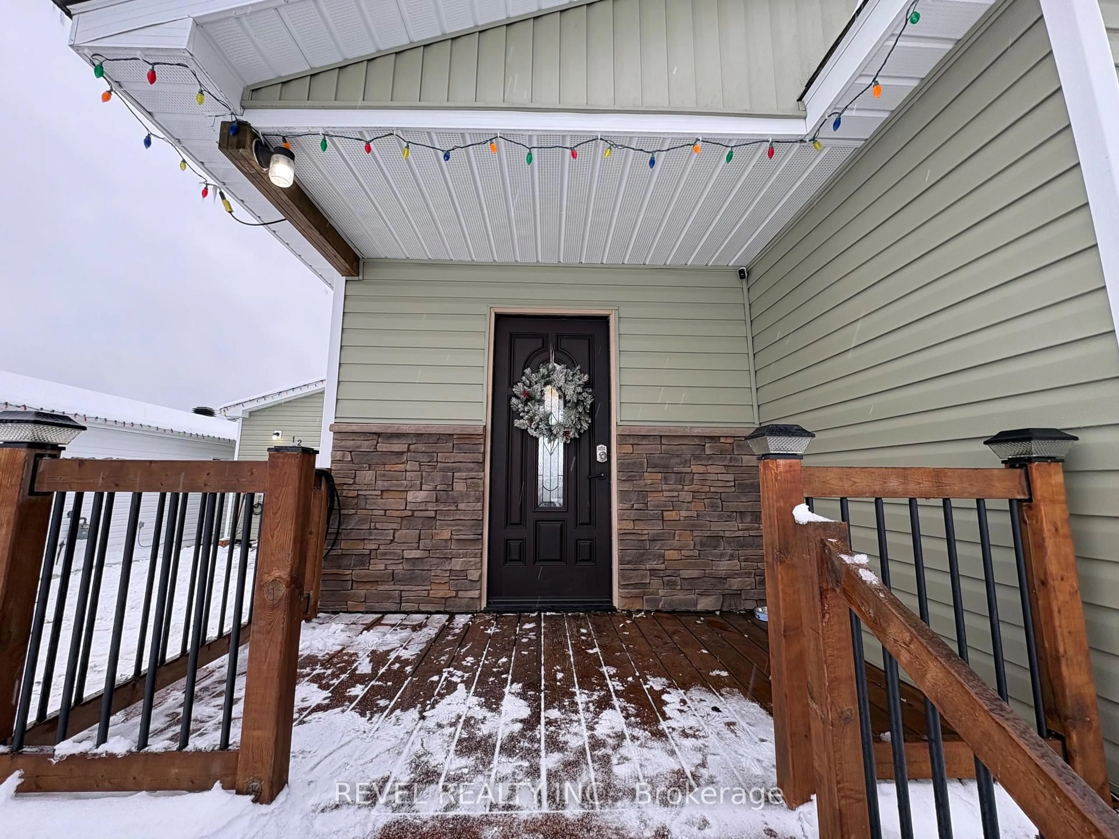 Indoor entryway for 12 Ford St, Cochrane Ontario P0L 1C0