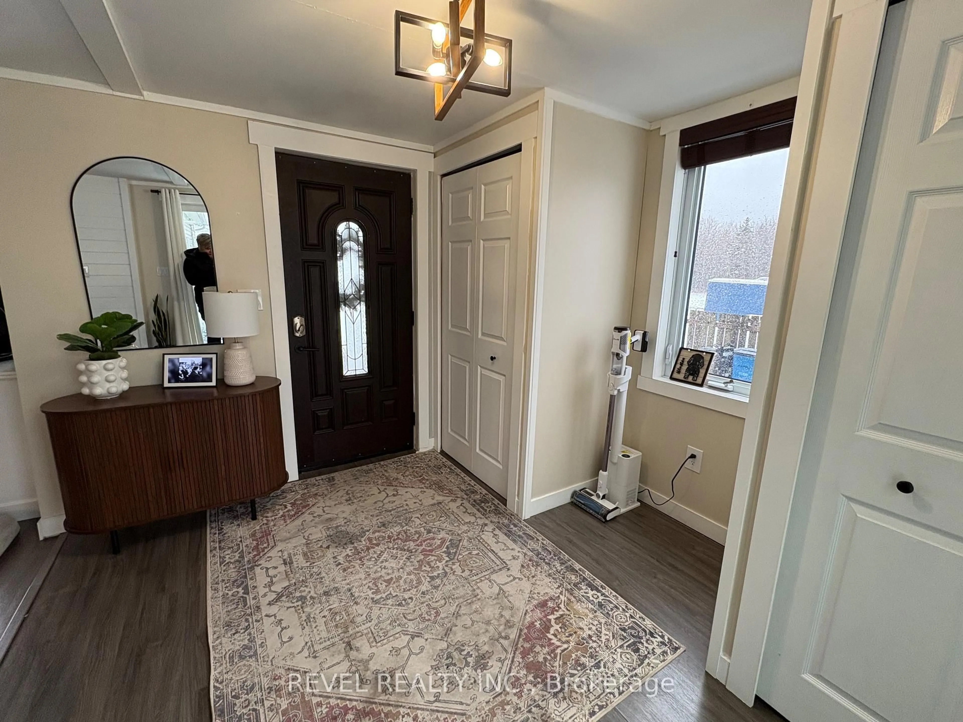 Indoor entryway for 12 Ford St, Cochrane Ontario P0L 1C0