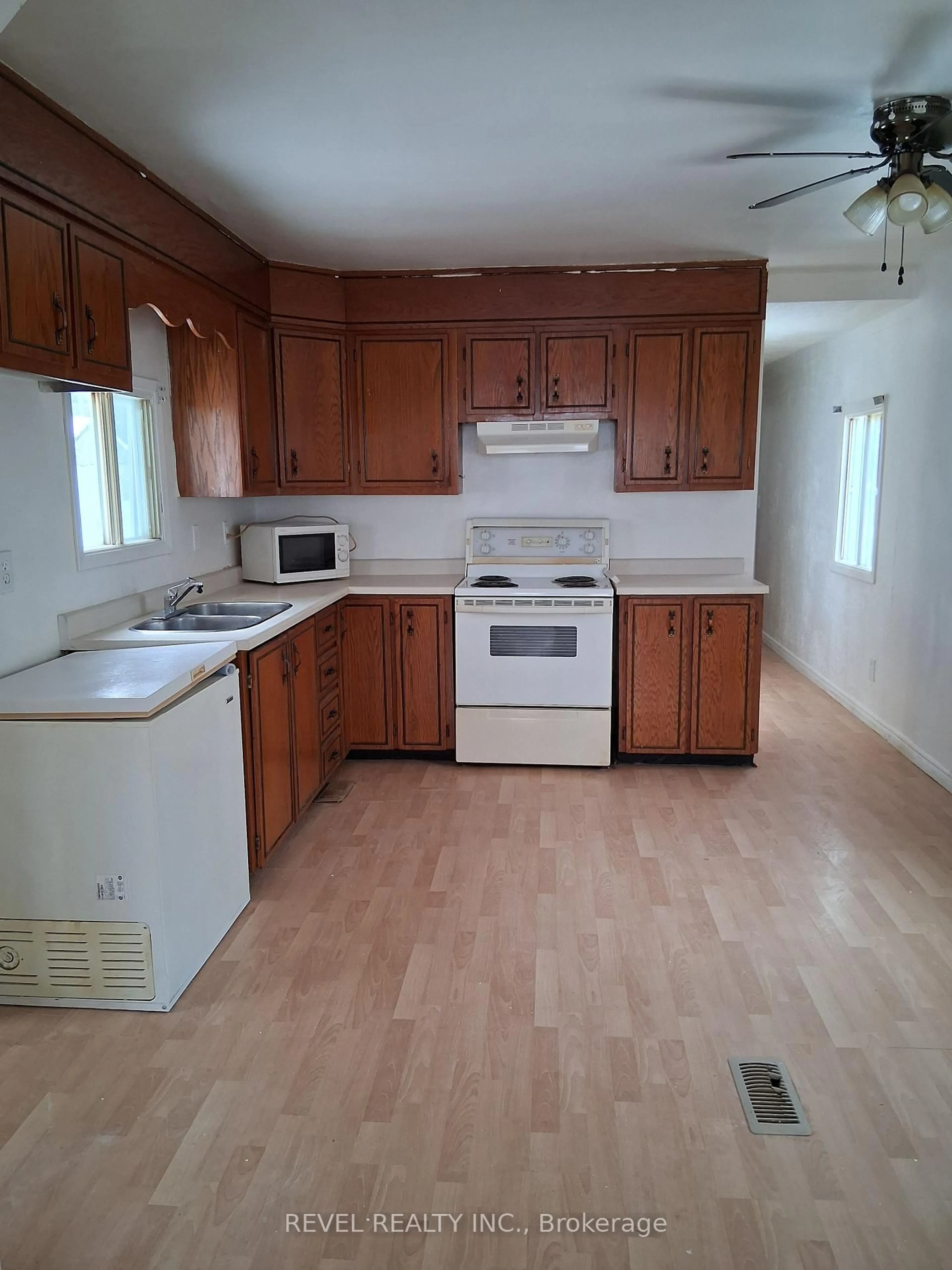 Standard kitchen, unknown for 14 Bunker Ave, Timmins Ontario P4N 0E1