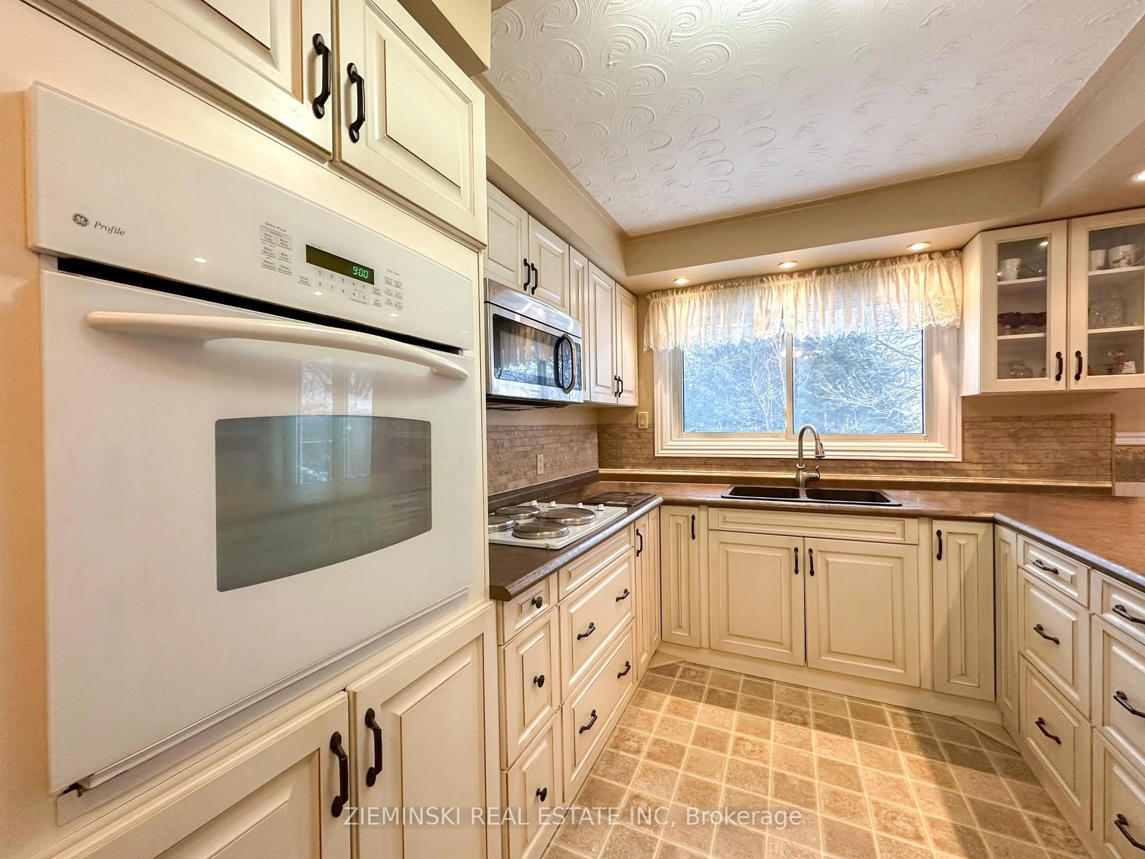 Standard kitchen, ceramic/tile floor for 229 Fyfe Ave, Iroquois Falls Ontario P0K 1E0