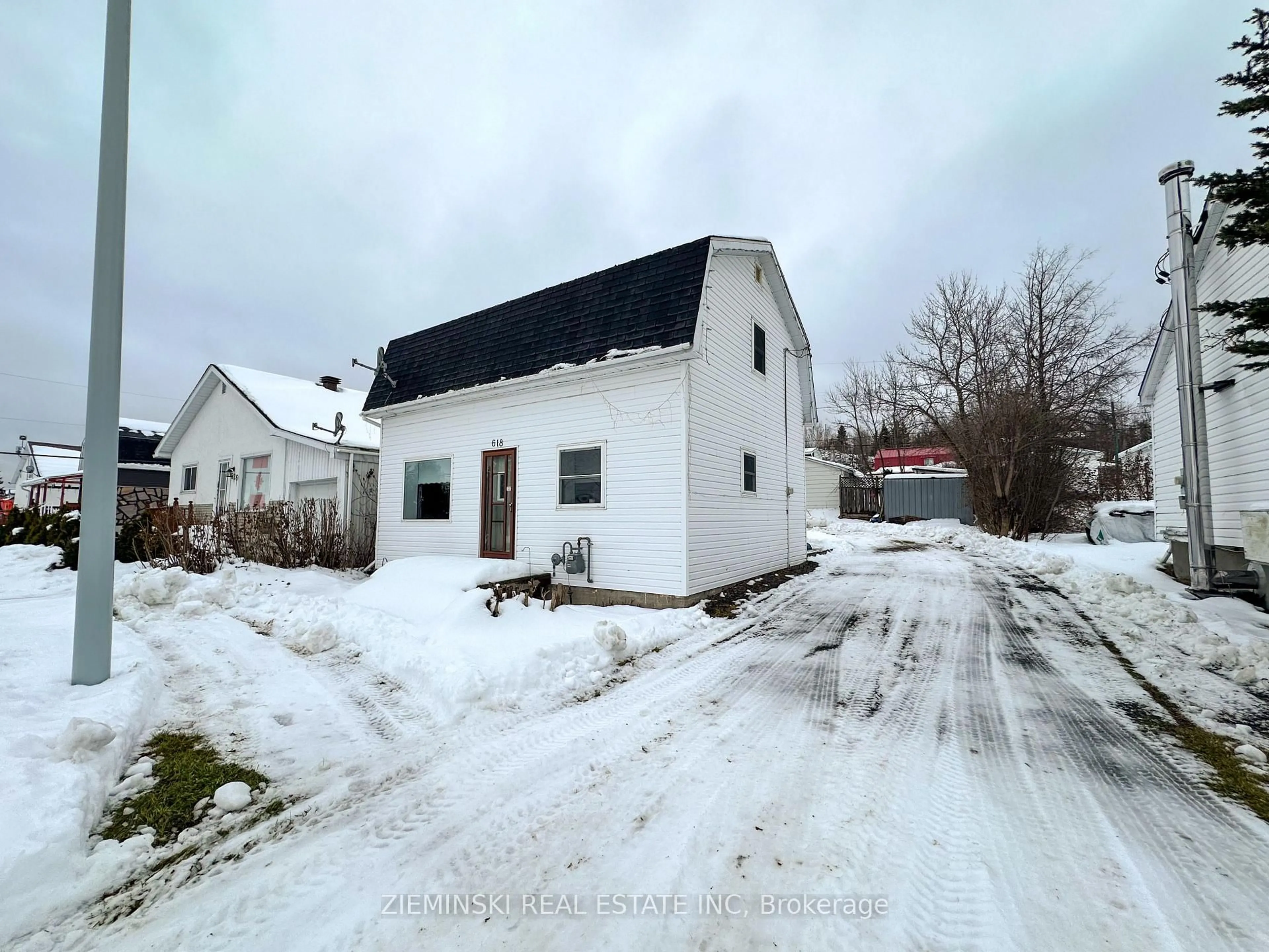 A pic from outside/outdoor area/front of a property/back of a property/a pic from drone, building for 618 Montrock St, Iroquois Falls Ontario P0K 1E0