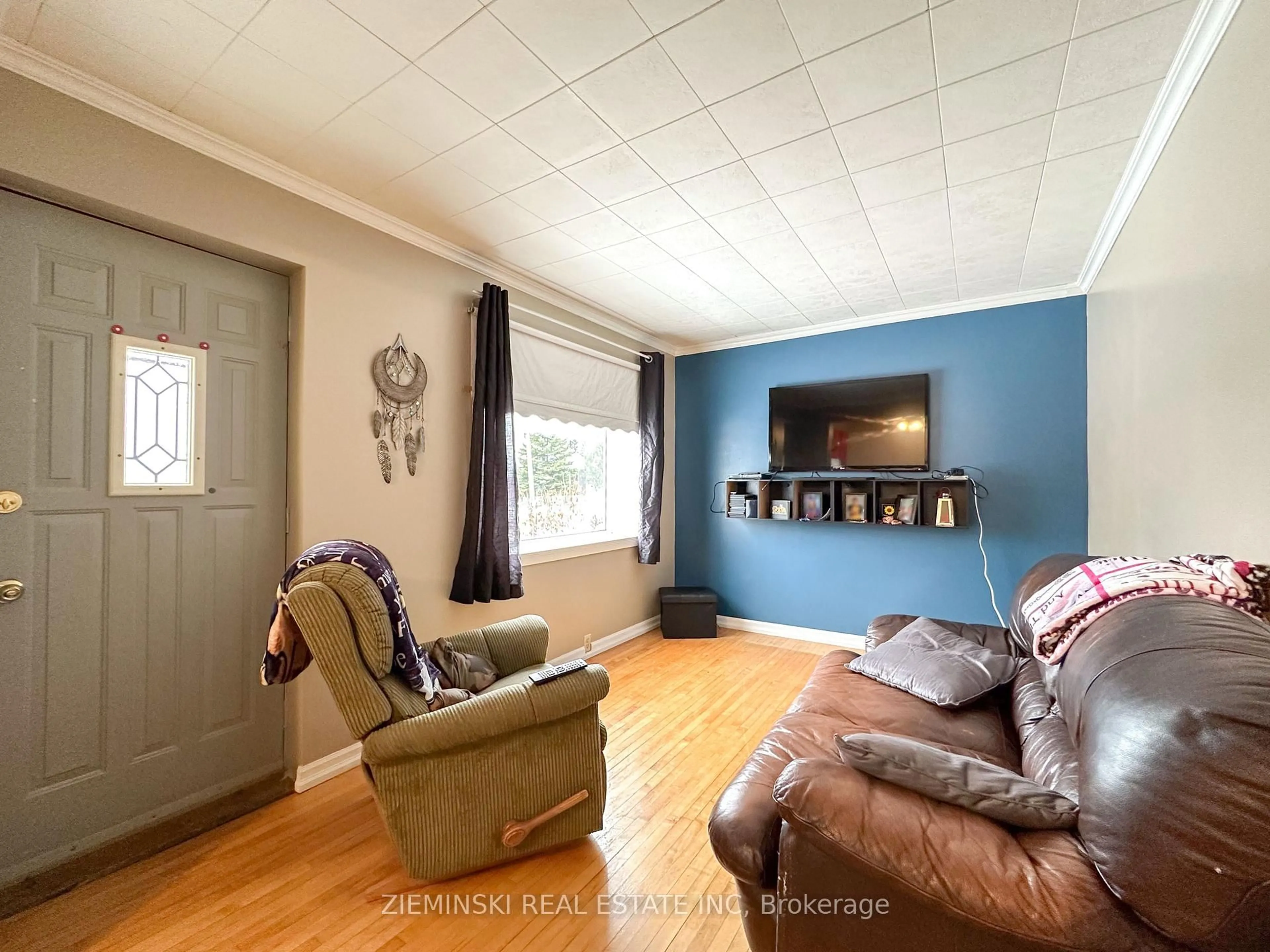 Living room with furniture, unknown for 618 Montrock St, Iroquois Falls Ontario P0K 1E0