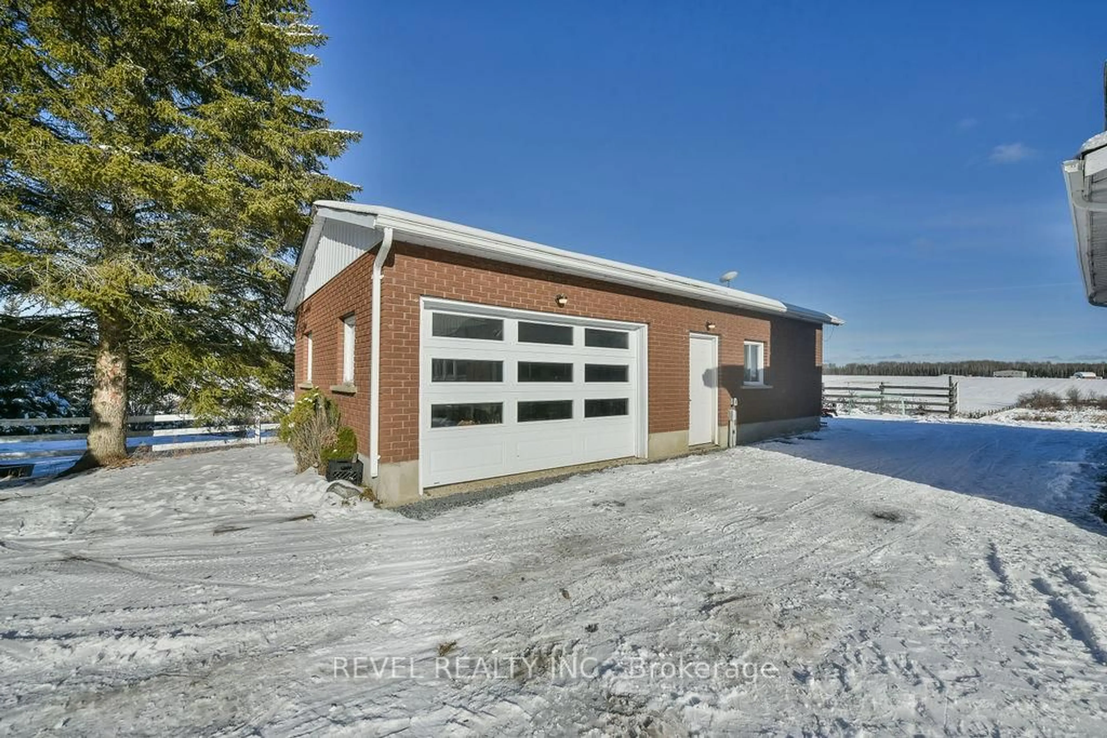 Indoor garage for 2104 Jaguar Dr, Timmins Ontario P4N 7C3