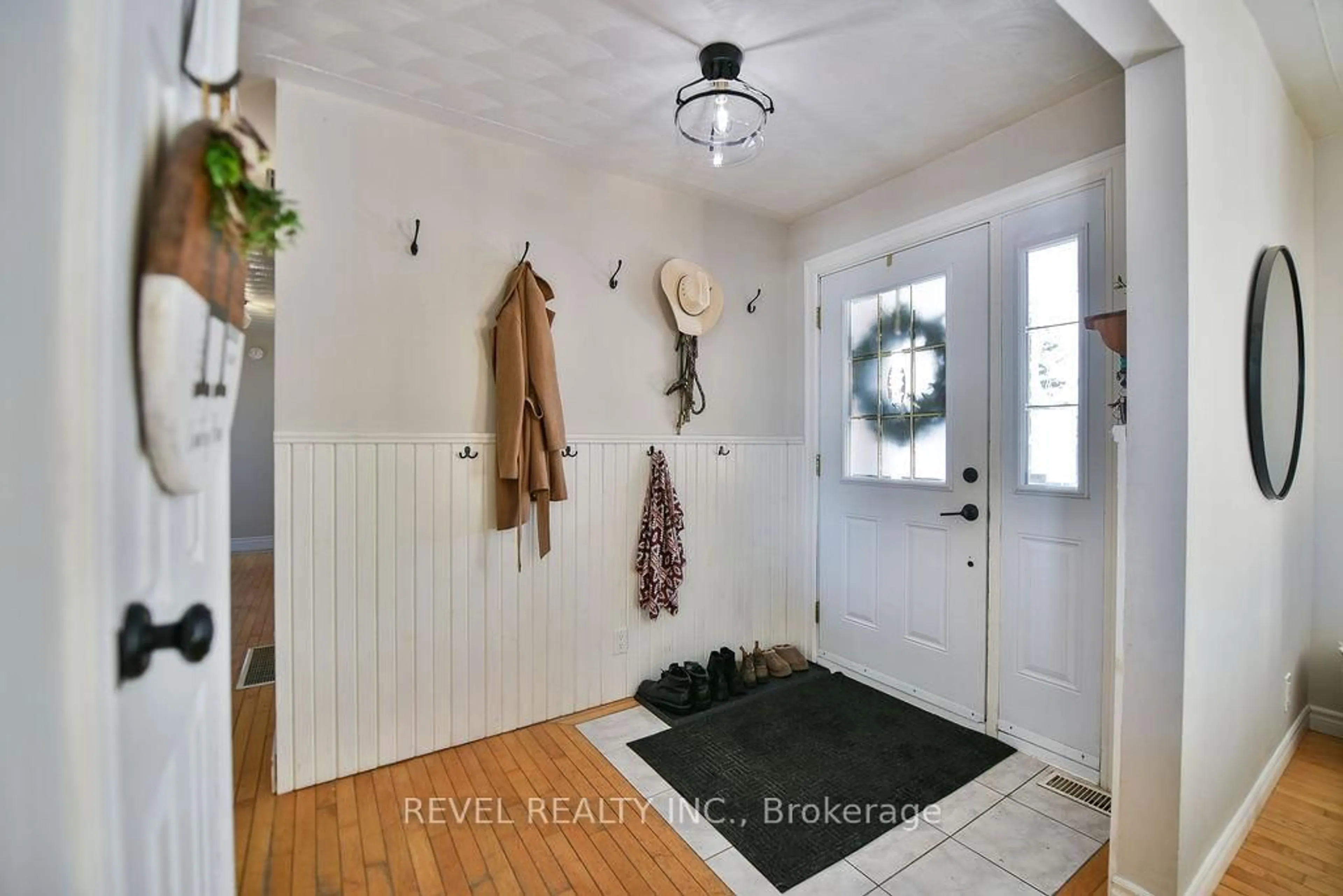 Indoor entryway for 2104 Jaguar Dr, Timmins Ontario P4N 7C3