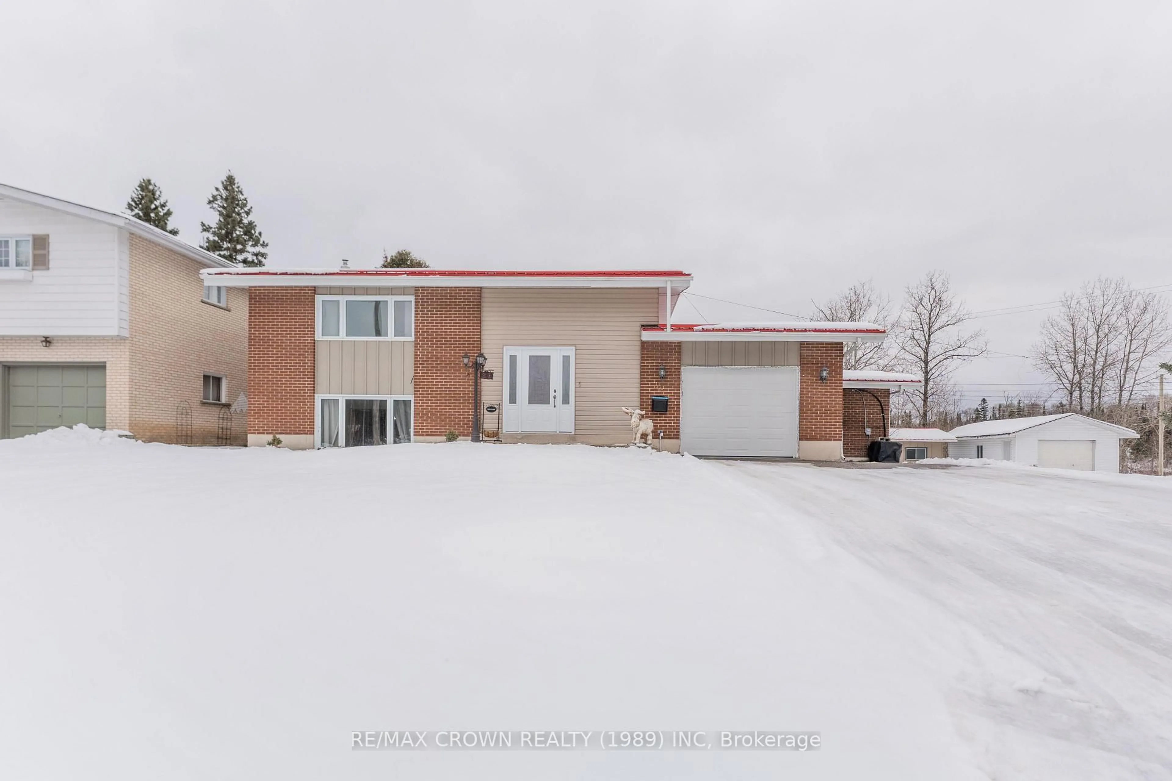 A pic from outside/outdoor area/front of a property/back of a property/a pic from drone, street for 32 Kimberly Dr, Kapuskasing Ontario P5N 1L5