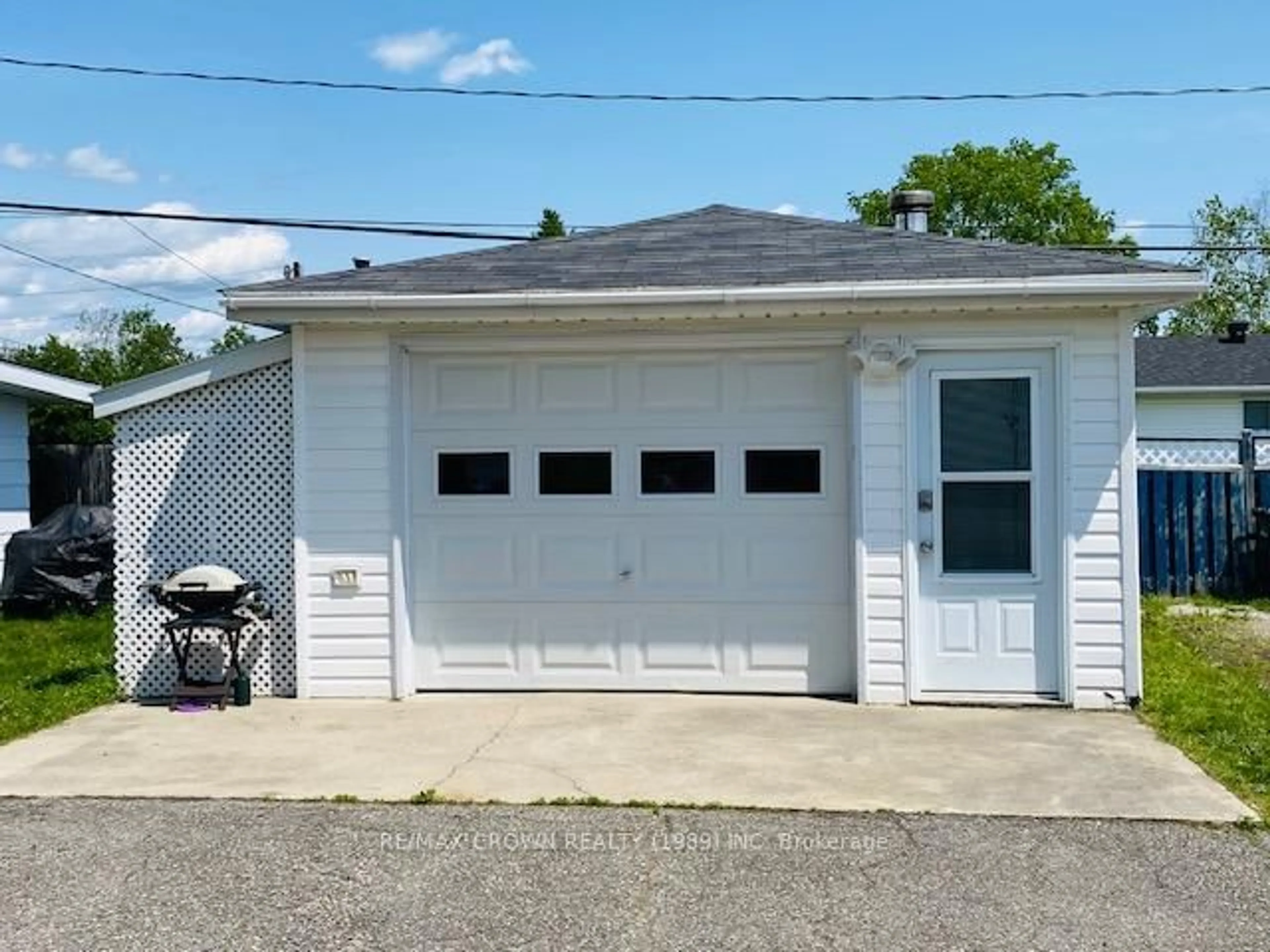 Indoor garage for 11 Kennedy Ave, Kapuskasing Ontario P5N 1M1