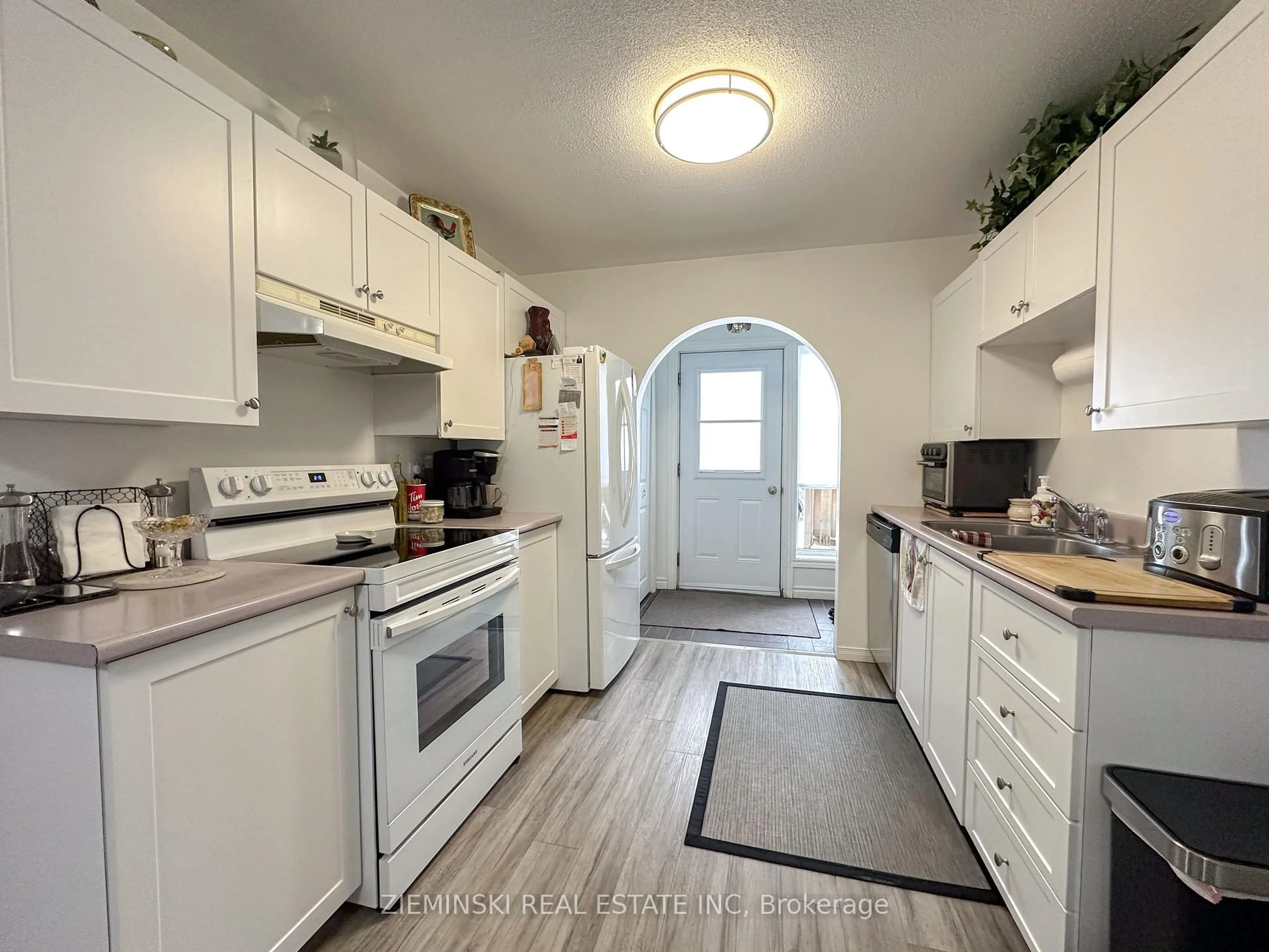 Standard kitchen, unknown for 307 Ambridge Dr, Iroquois Falls Ontario P0K 1G0