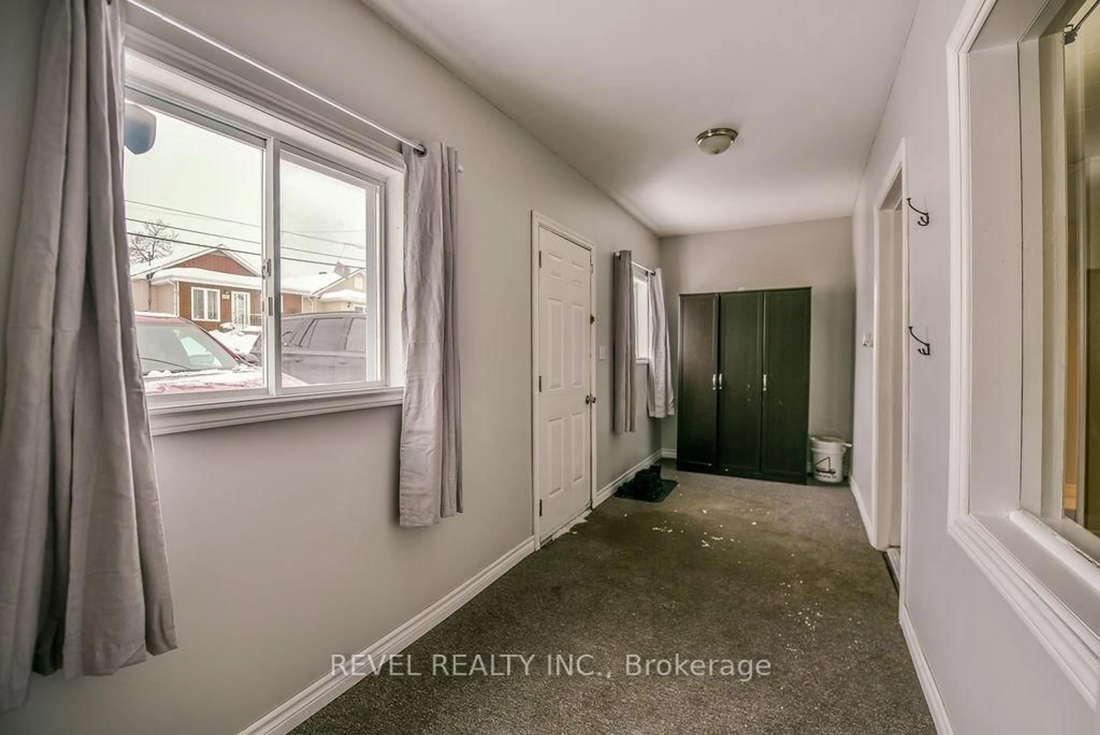 Indoor entryway for 175-177 Elm St, Timmins Ontario P4N 1W7