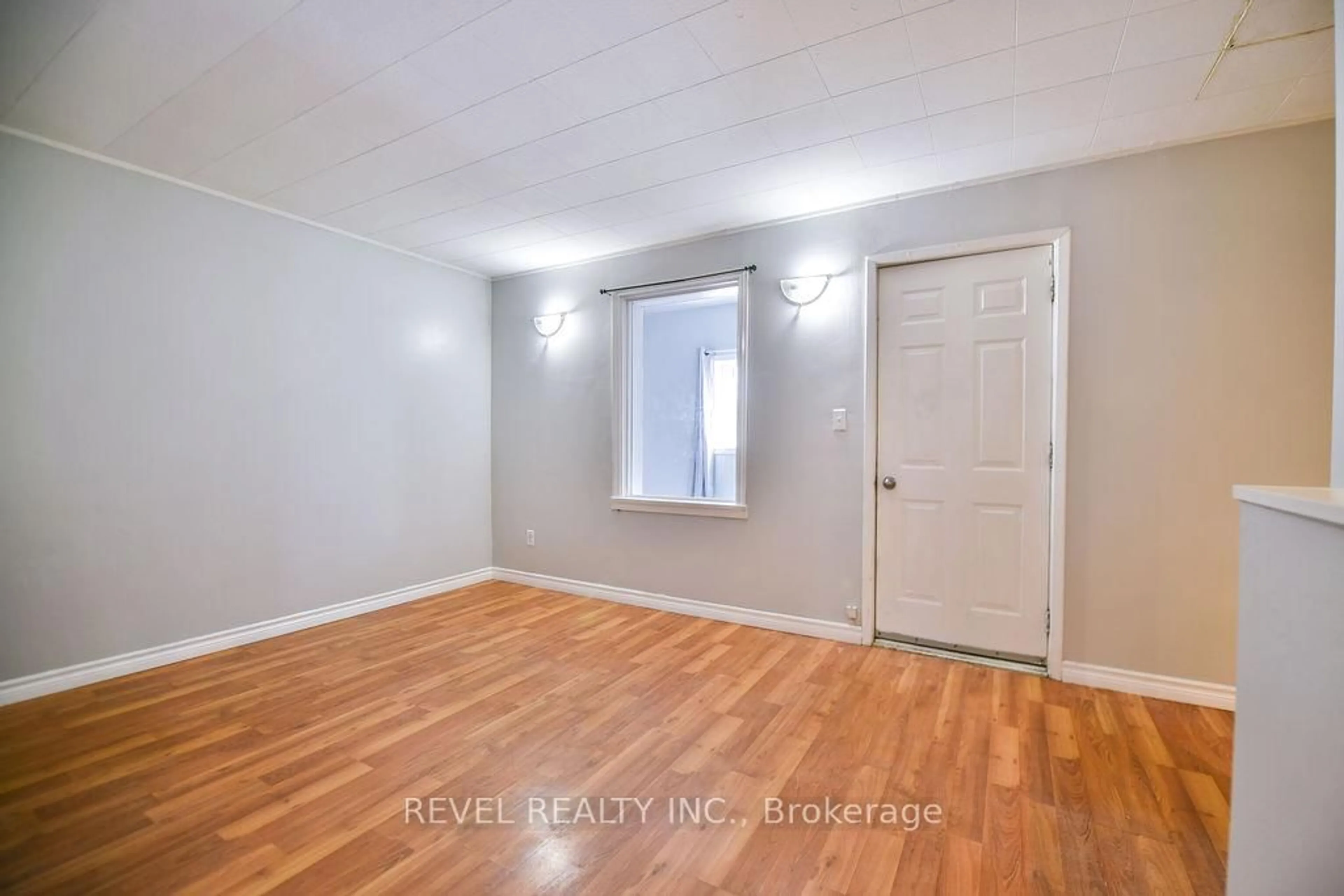 A pic of a room for 175-177 Elm St, Timmins Ontario P4N 1W7