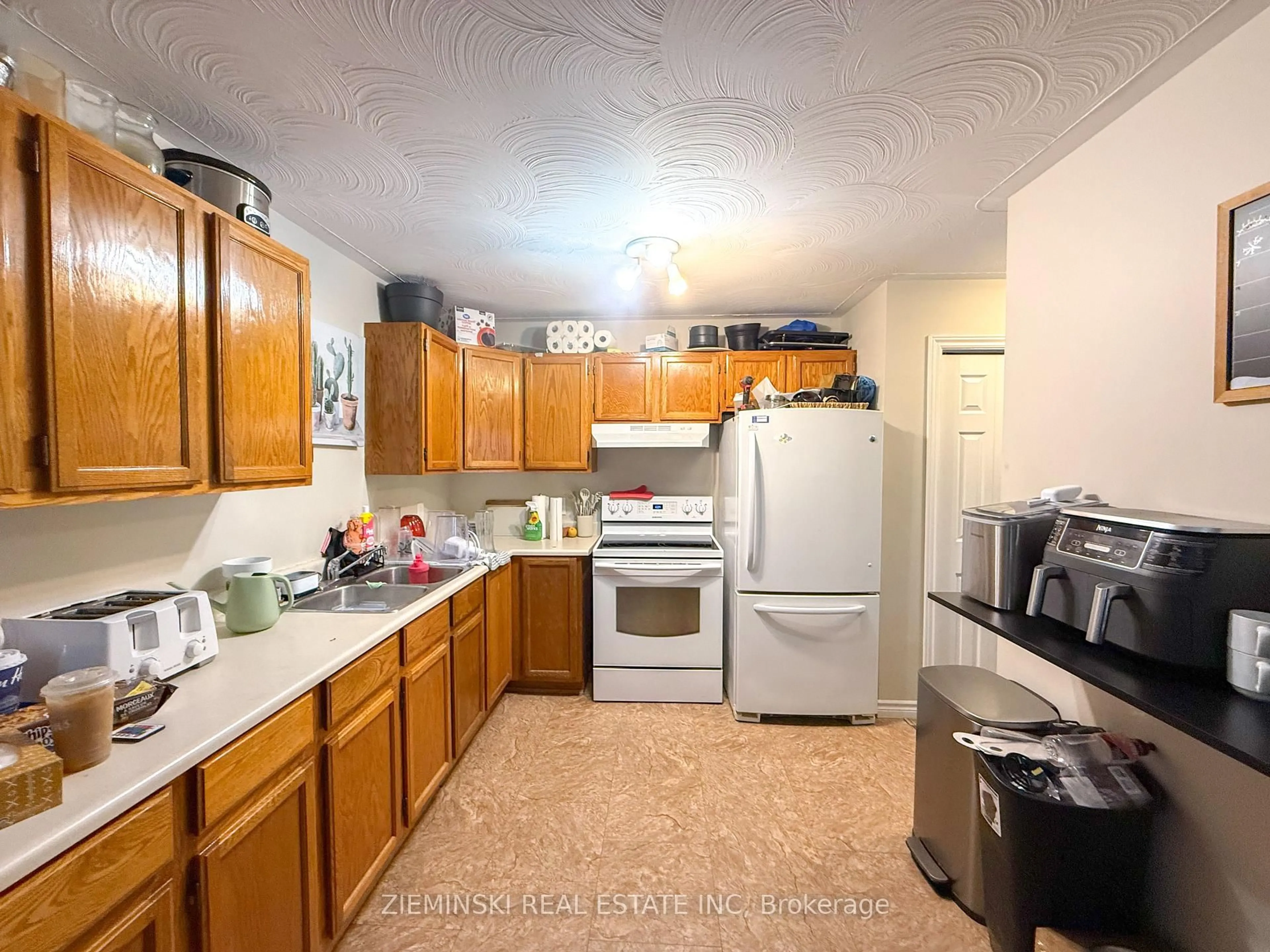 Standard kitchen, unknown for 6128 King St, Timmins Ontario P0N 1C0