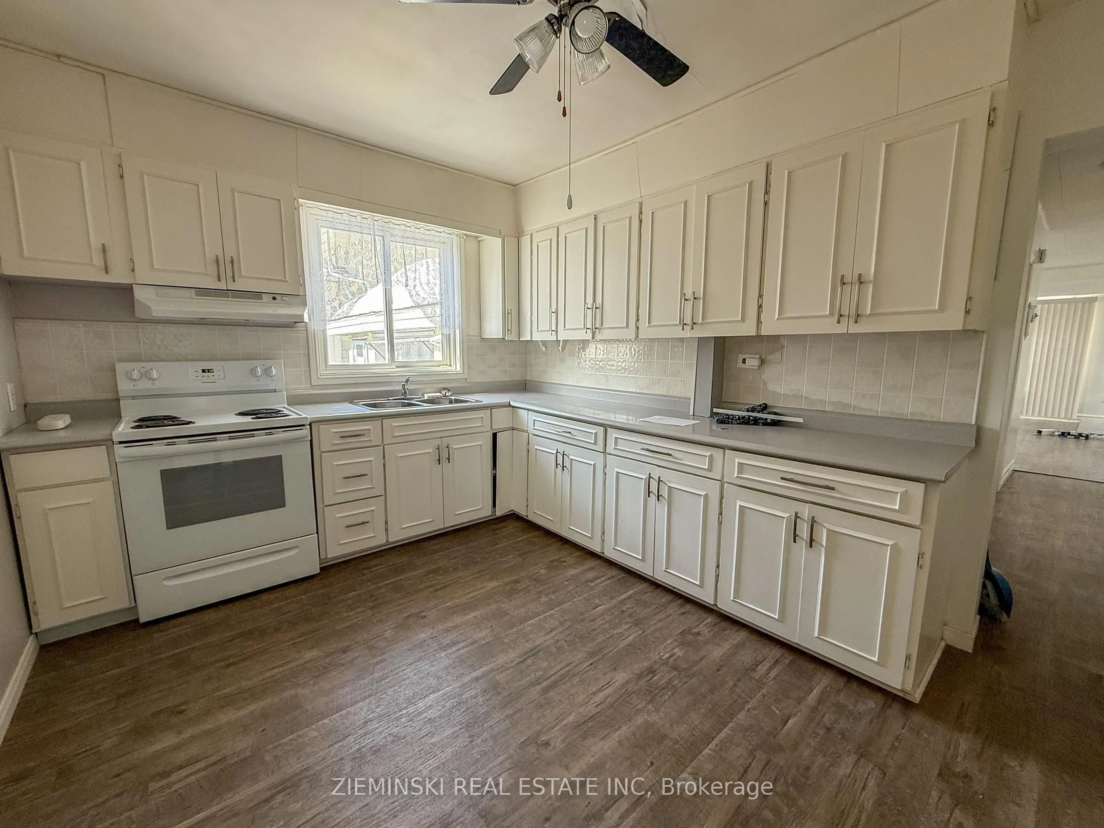 Standard kitchen, unknown for 103 Dome Ave, Timmins Ontario P0N 1H0