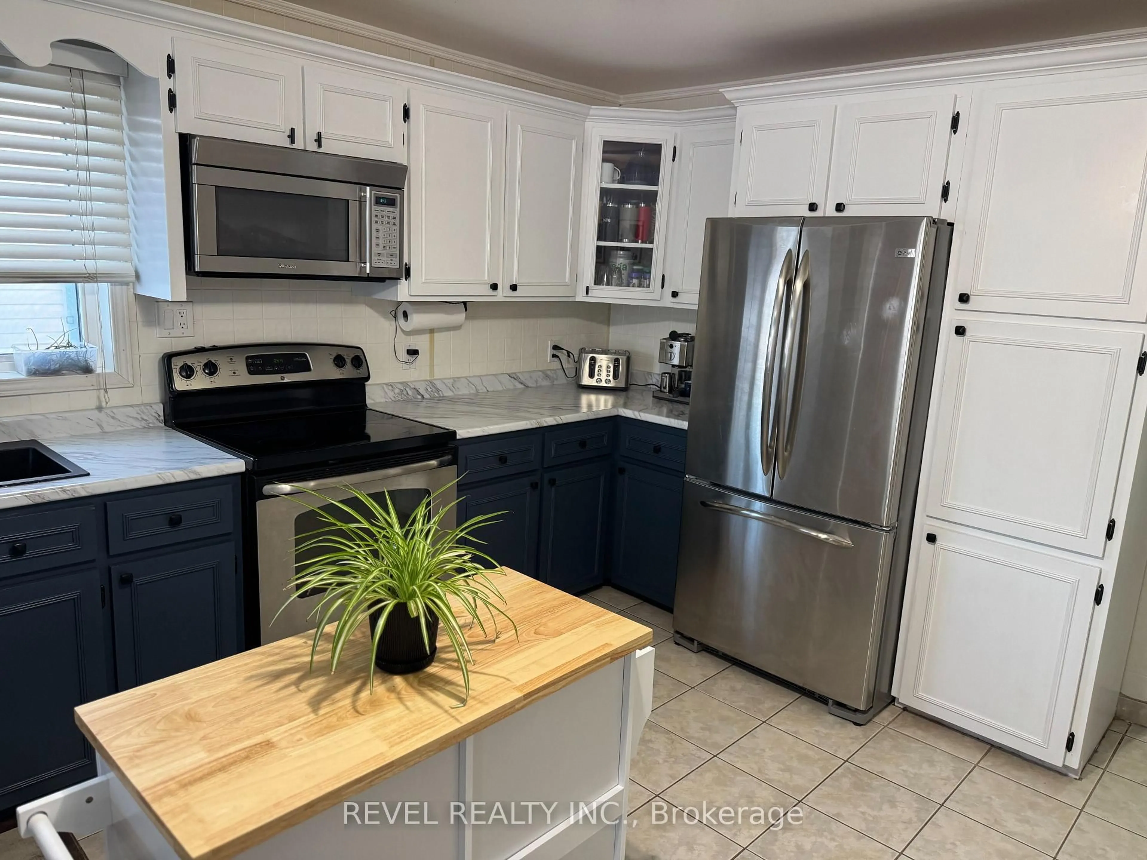 Open concept kitchen, ceramic/tile floor for 351 Commercial Ave, Timmins Ontario P4N 2X8