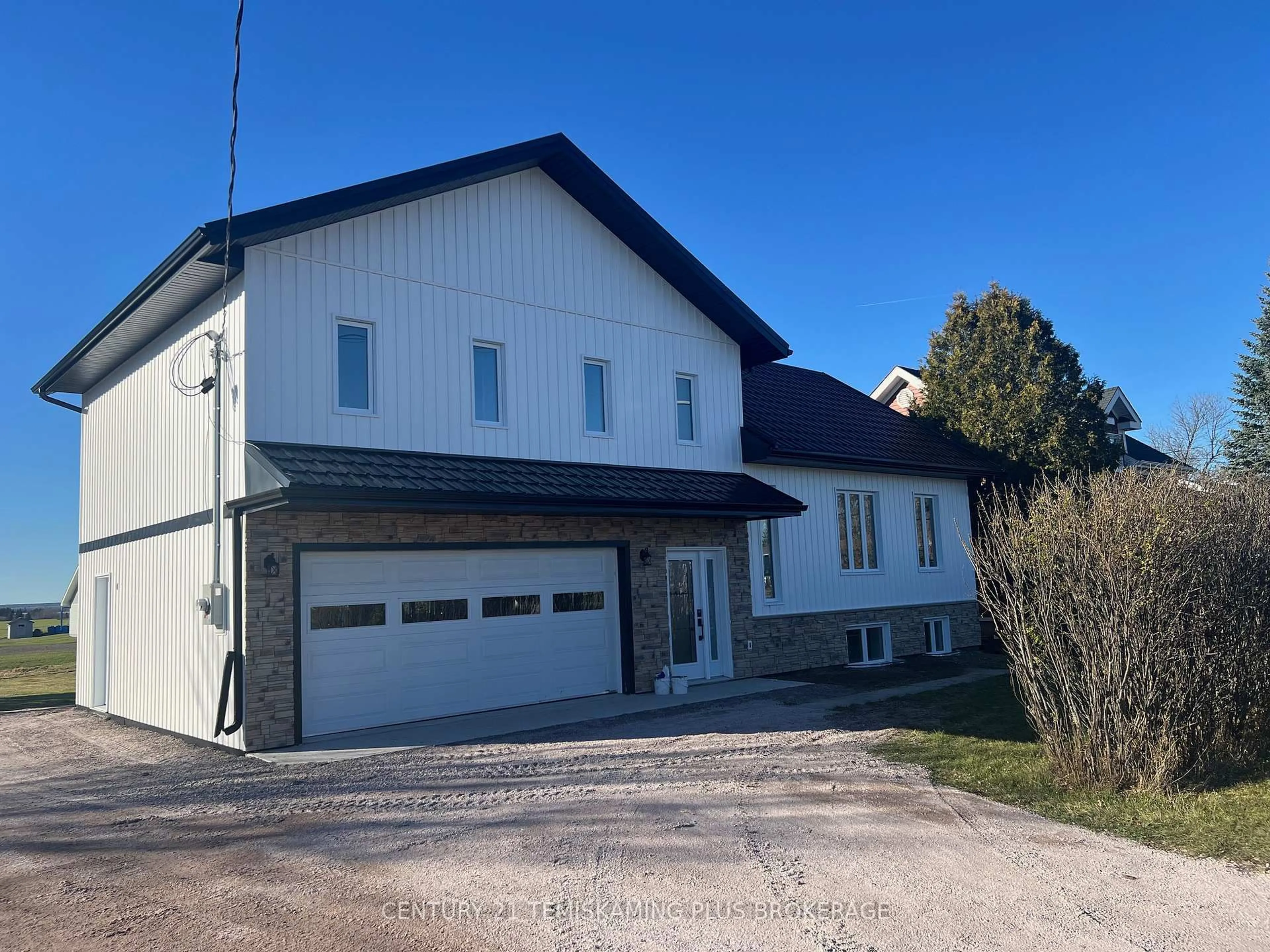 A pic from outside/outdoor area/front of a property/back of a property/a pic from drone, building for 40 Tenth Ave, Armstrong Ontario P0J 1E0