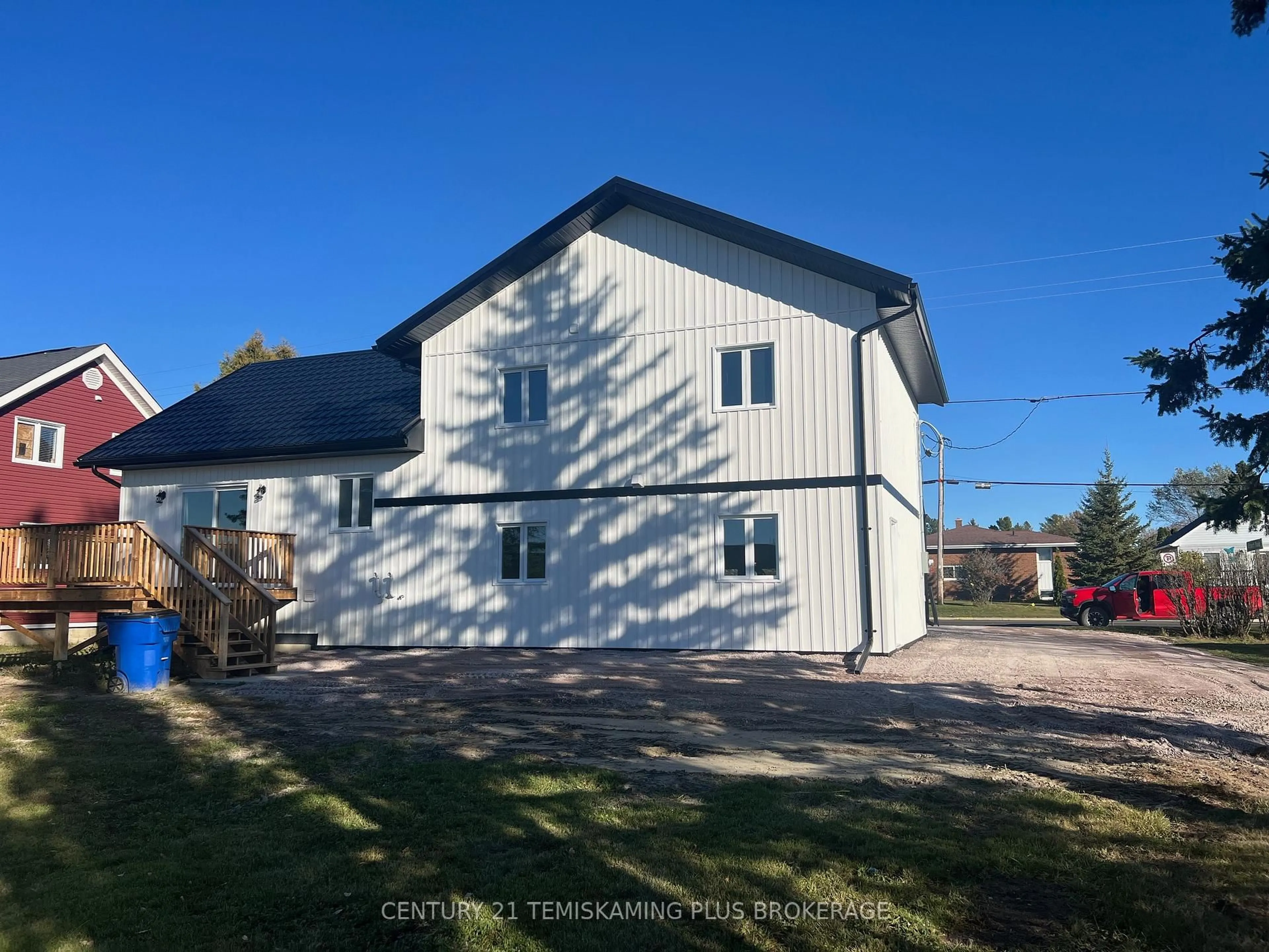 A pic from outside/outdoor area/front of a property/back of a property/a pic from drone, building for 40 Tenth Ave, Armstrong Ontario P0J 1E0