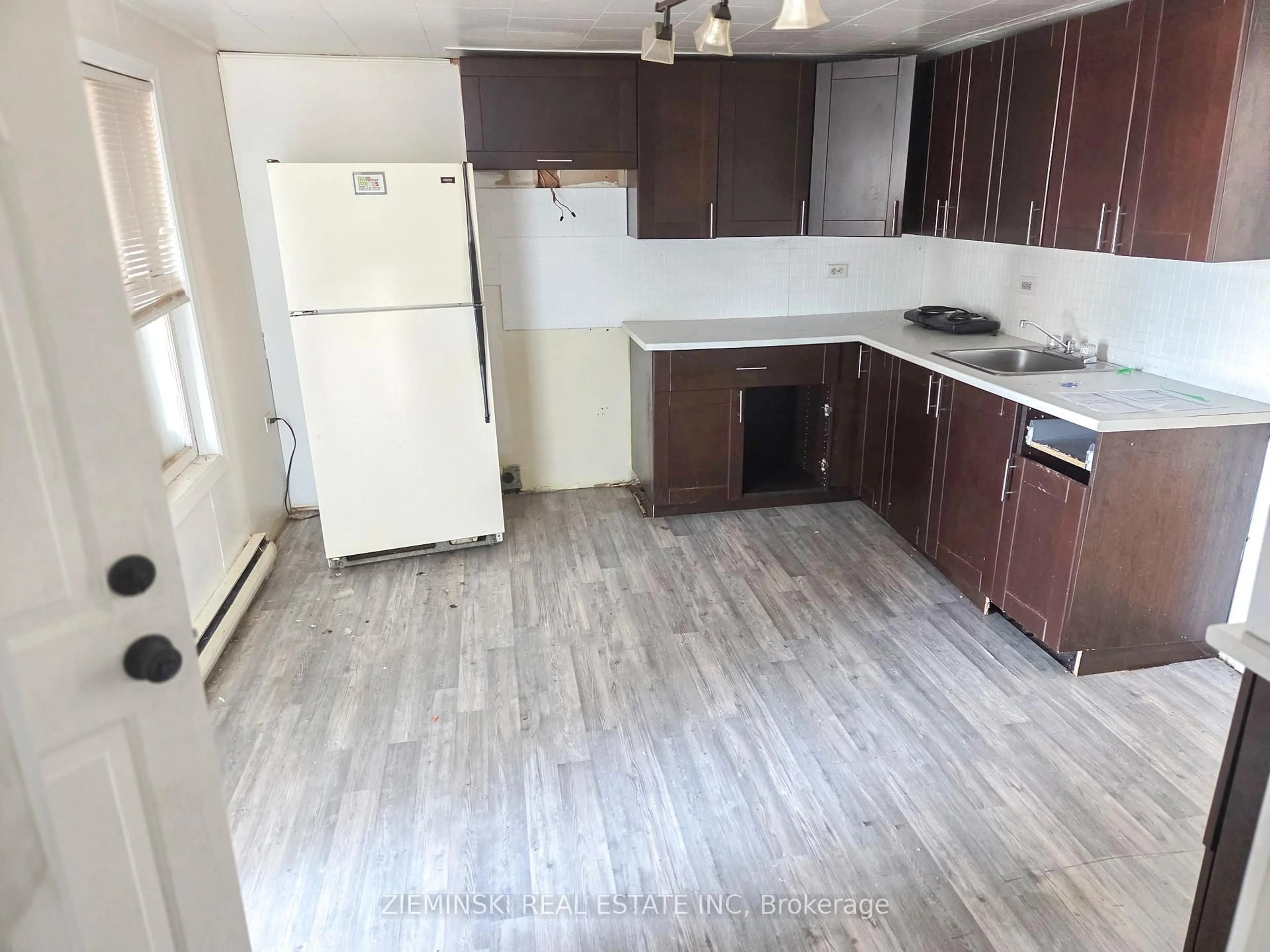 Standard kitchen, wood/laminate floor for 106 Commercial Ave, Timmins Ontario P4N 2X1