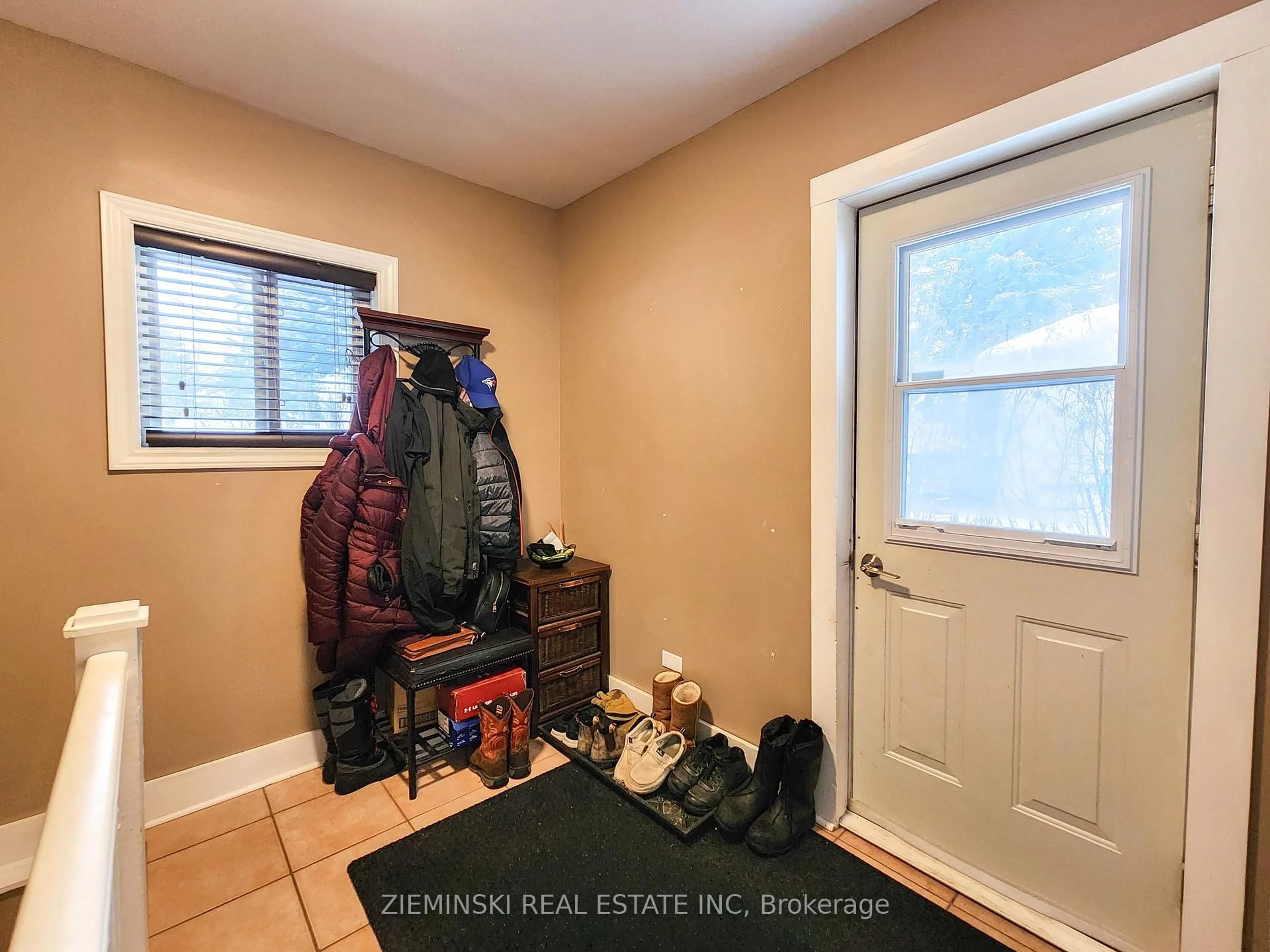 Indoor entryway for 123 Picadilly Circ, Iroquois Falls Ontario P0K 1E0