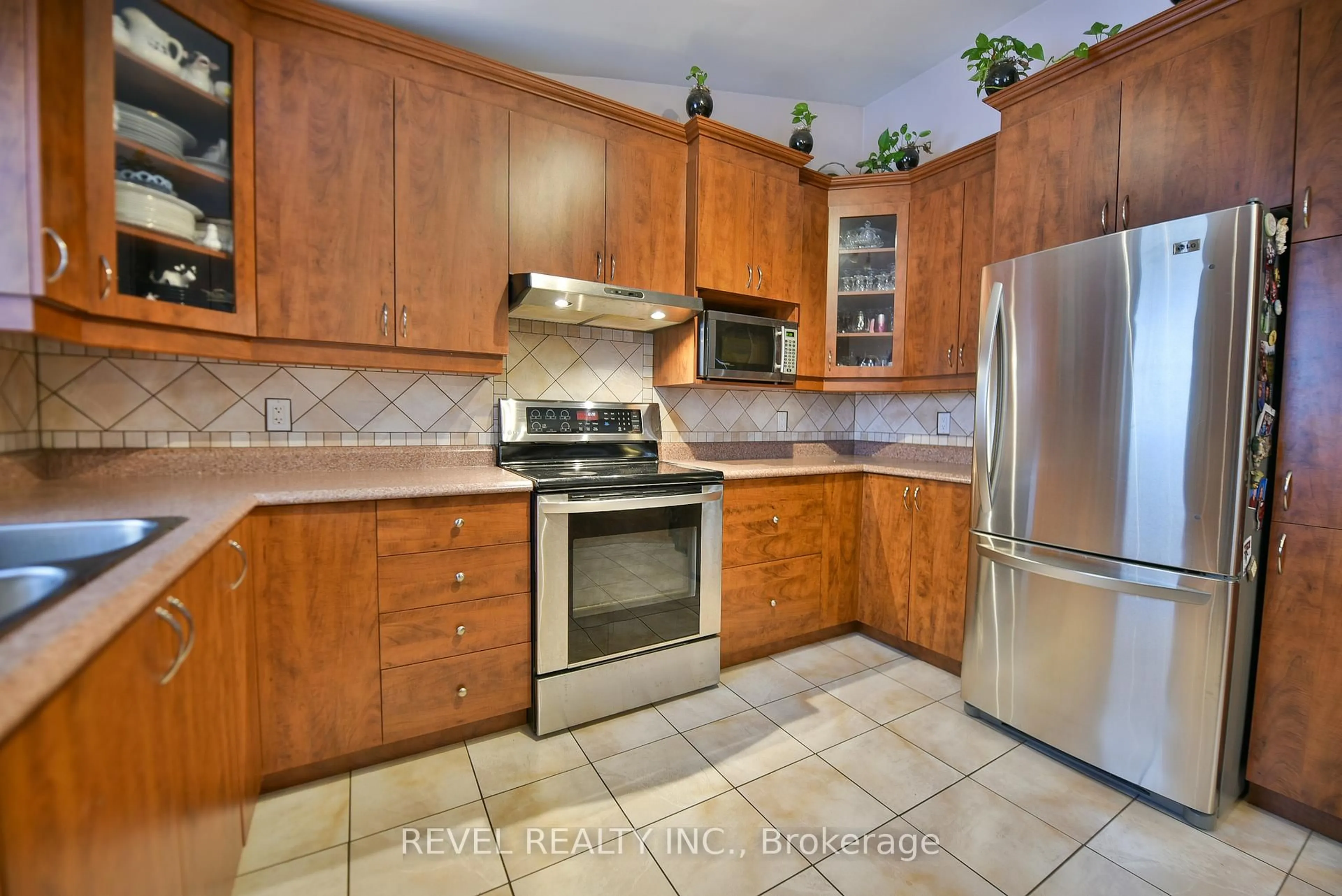 Standard kitchen, ceramic/tile floor for 540 Mahoney Rd, Timmins Ontario P4R 0C4