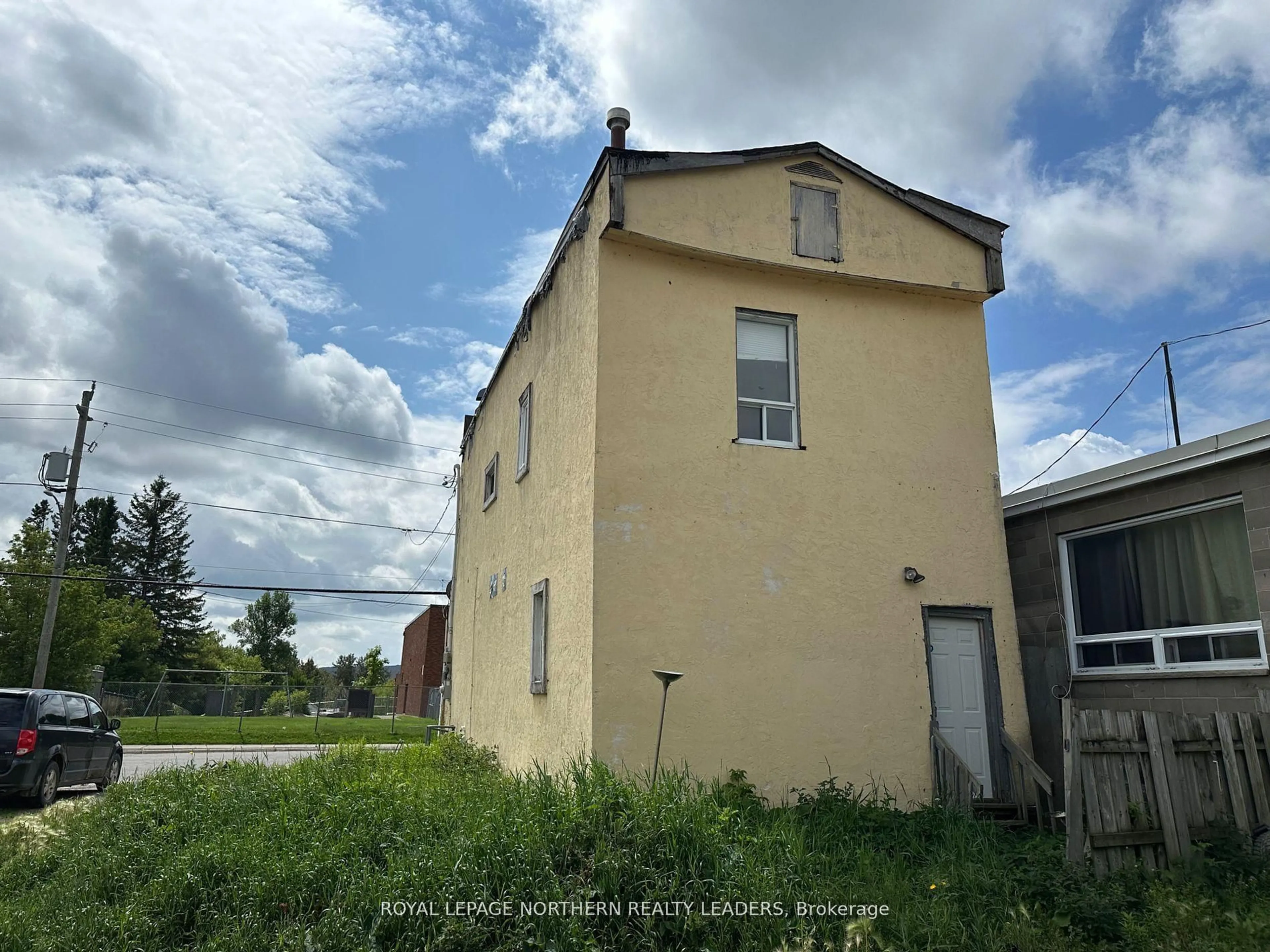 A pic from outside/outdoor area/front of a property/back of a property/a pic from drone, building for 118 Golden Ave, Timmins Ontario P0N 1H0