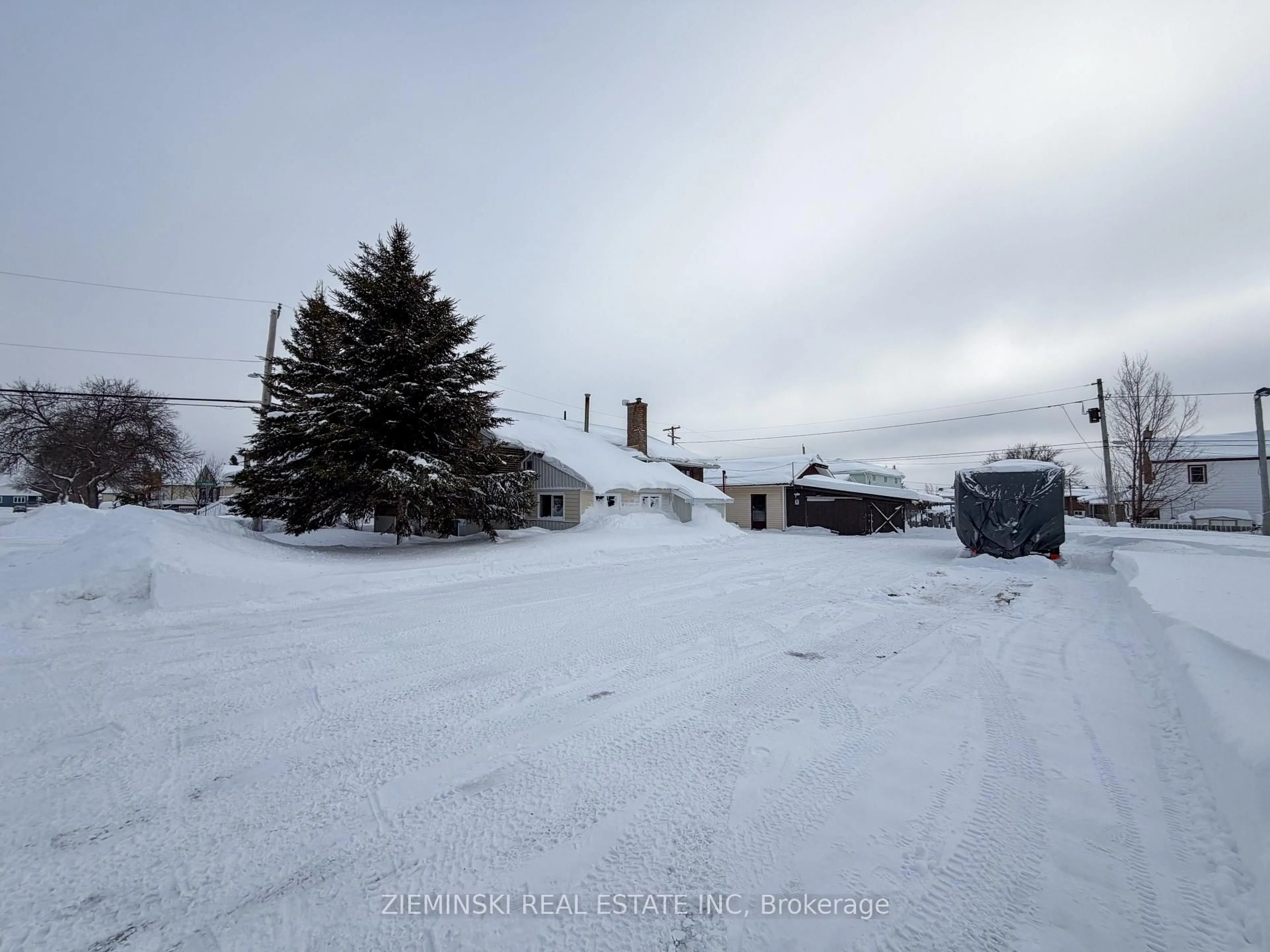 A pic from outside/outdoor area/front of a property/back of a property/a pic from drone, street for 637 Montrock St, Iroquois Falls Ontario P0K 1E0