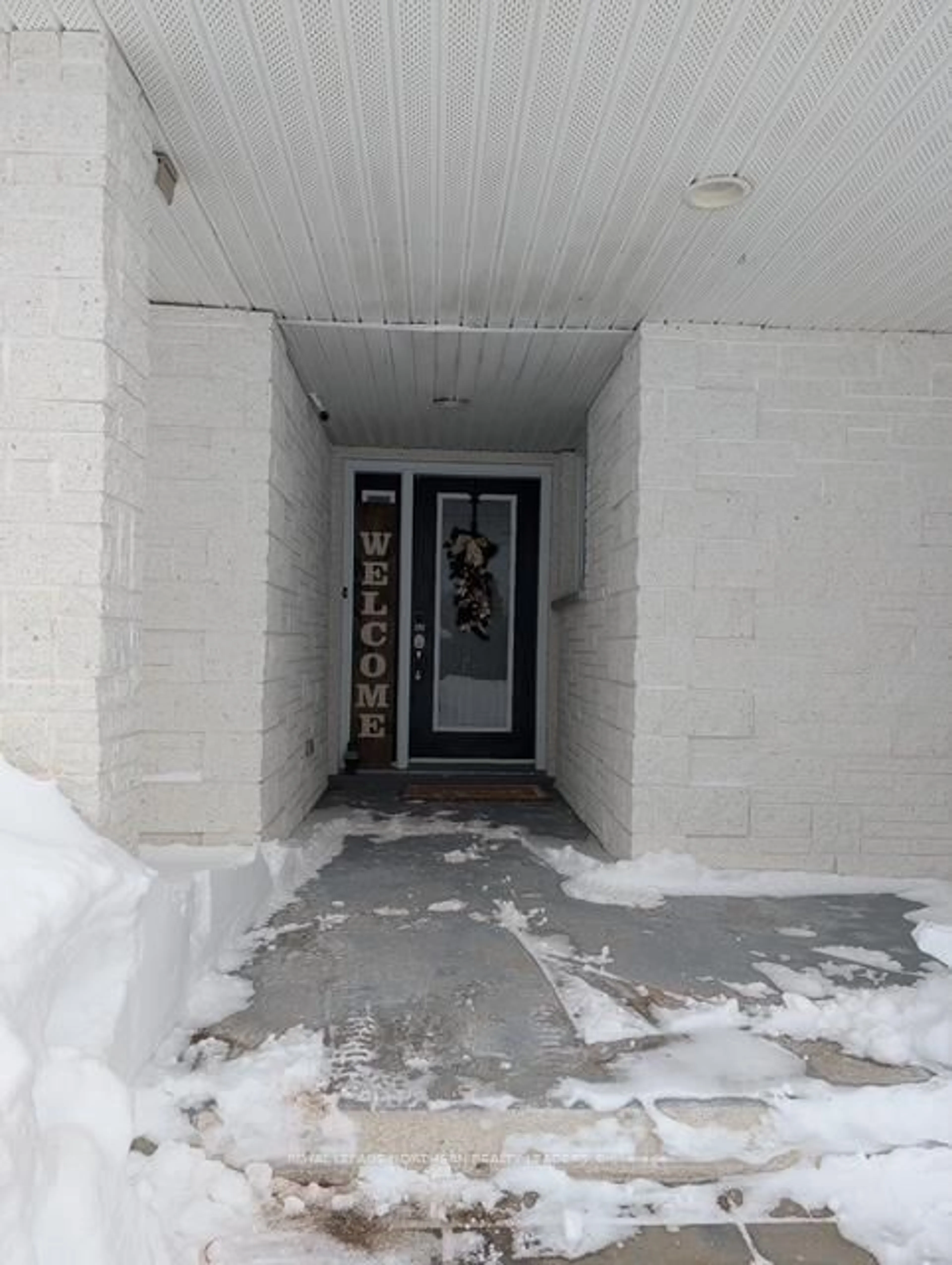 Indoor foyer for 410 Bonaventure Dr, Timmins Ontario P4R 1M6