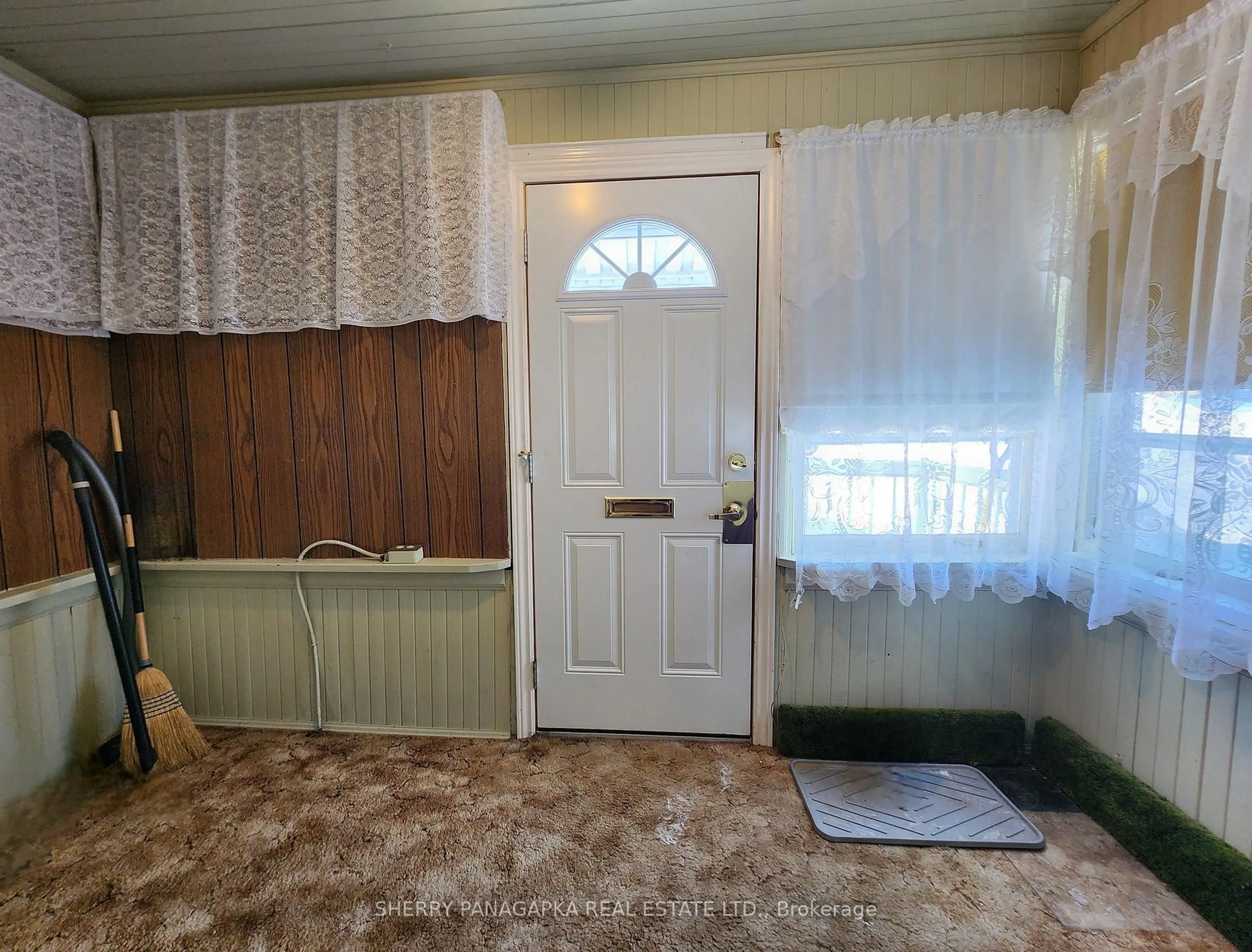 Indoor entryway for 9 Woods St, Kirkland Lake Ontario P2N 3B5