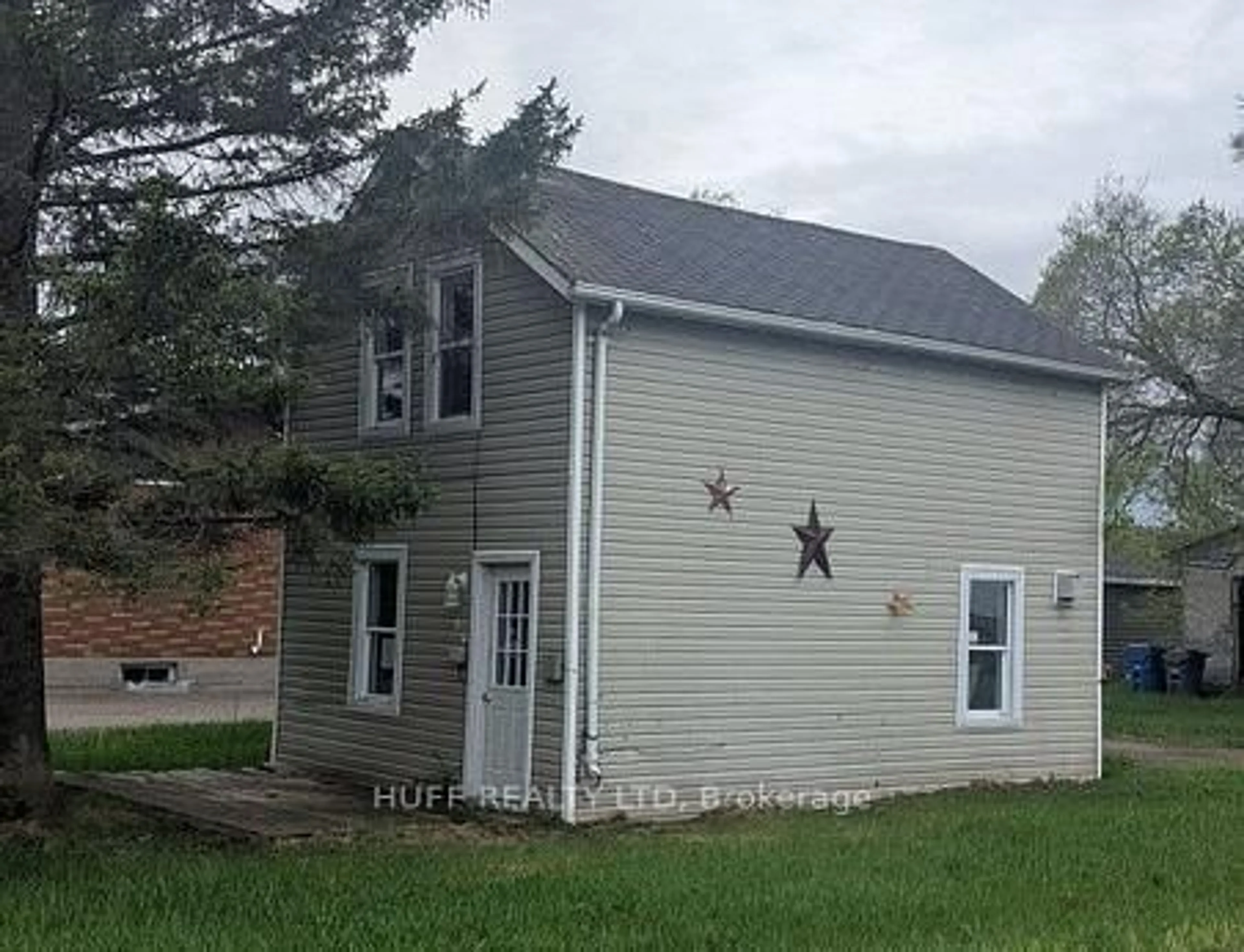 Home with vinyl exterior material, building for 95 Birch St, Temiskaming Shores Ontario P0J 1R0