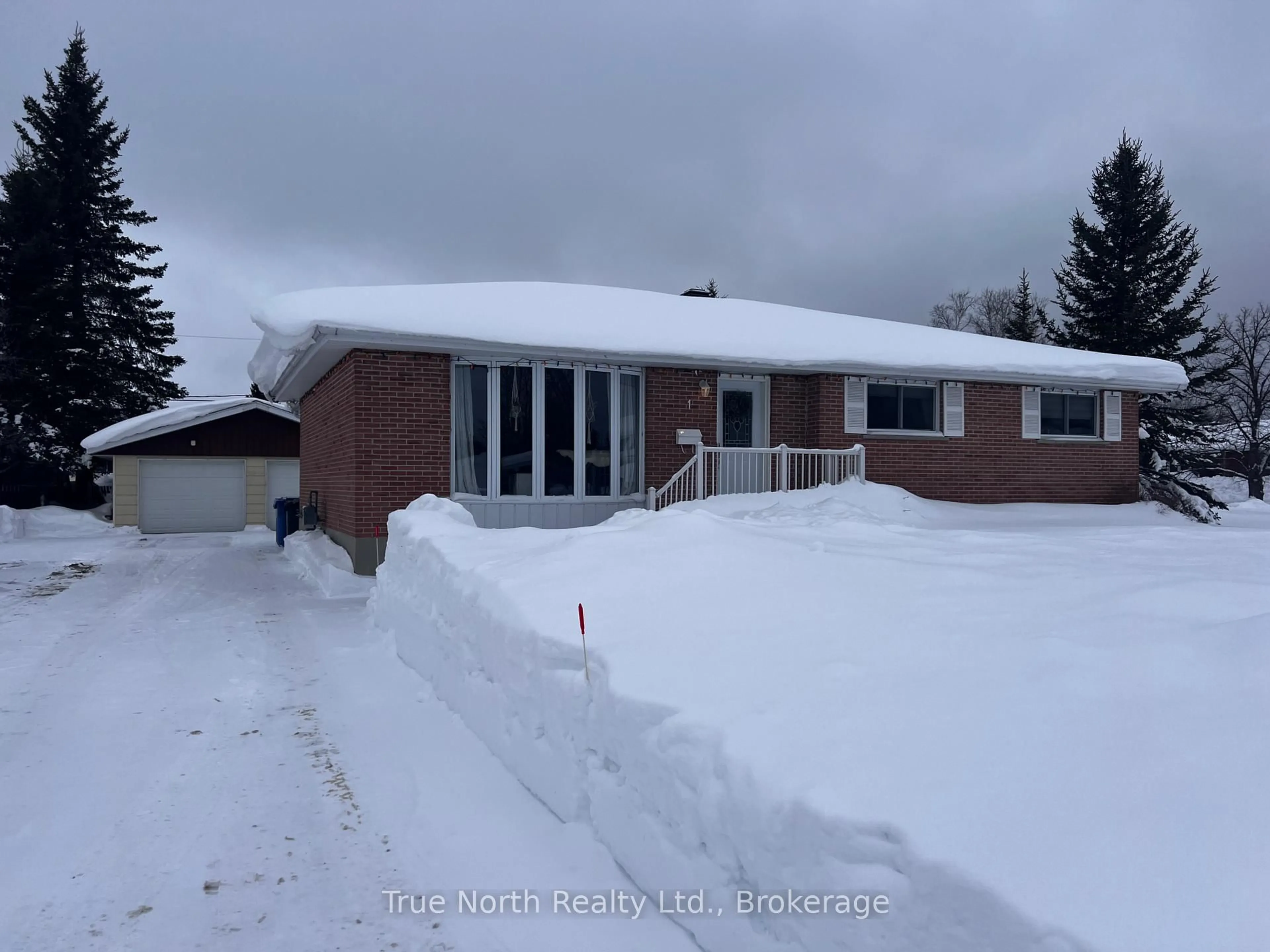 Unknown for 1 Kent Pl, Kapuskasing Ontario P5N 2Y9