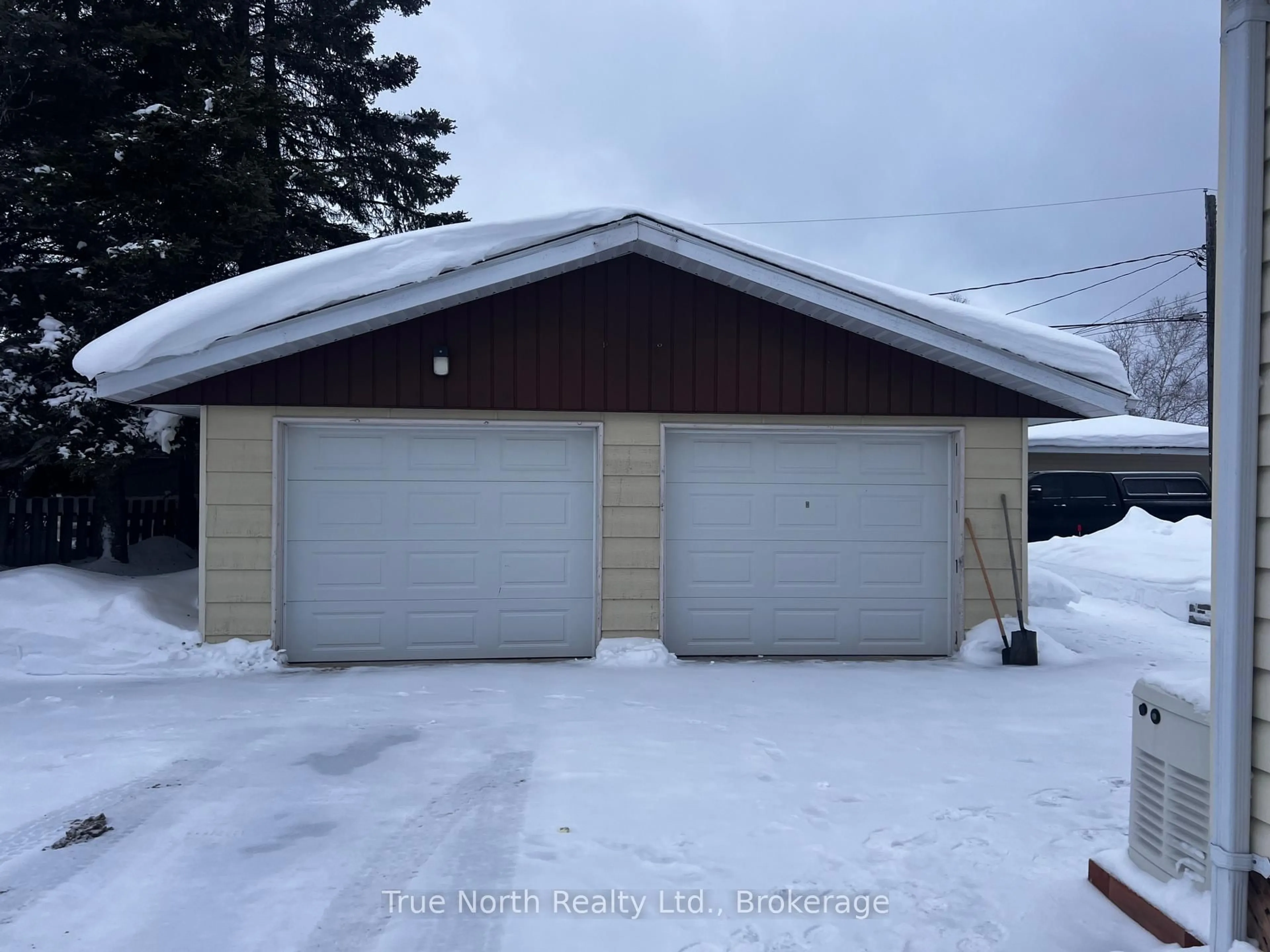 Indoor garage for 1 Kent Pl, Kapuskasing Ontario P5N 2Y9