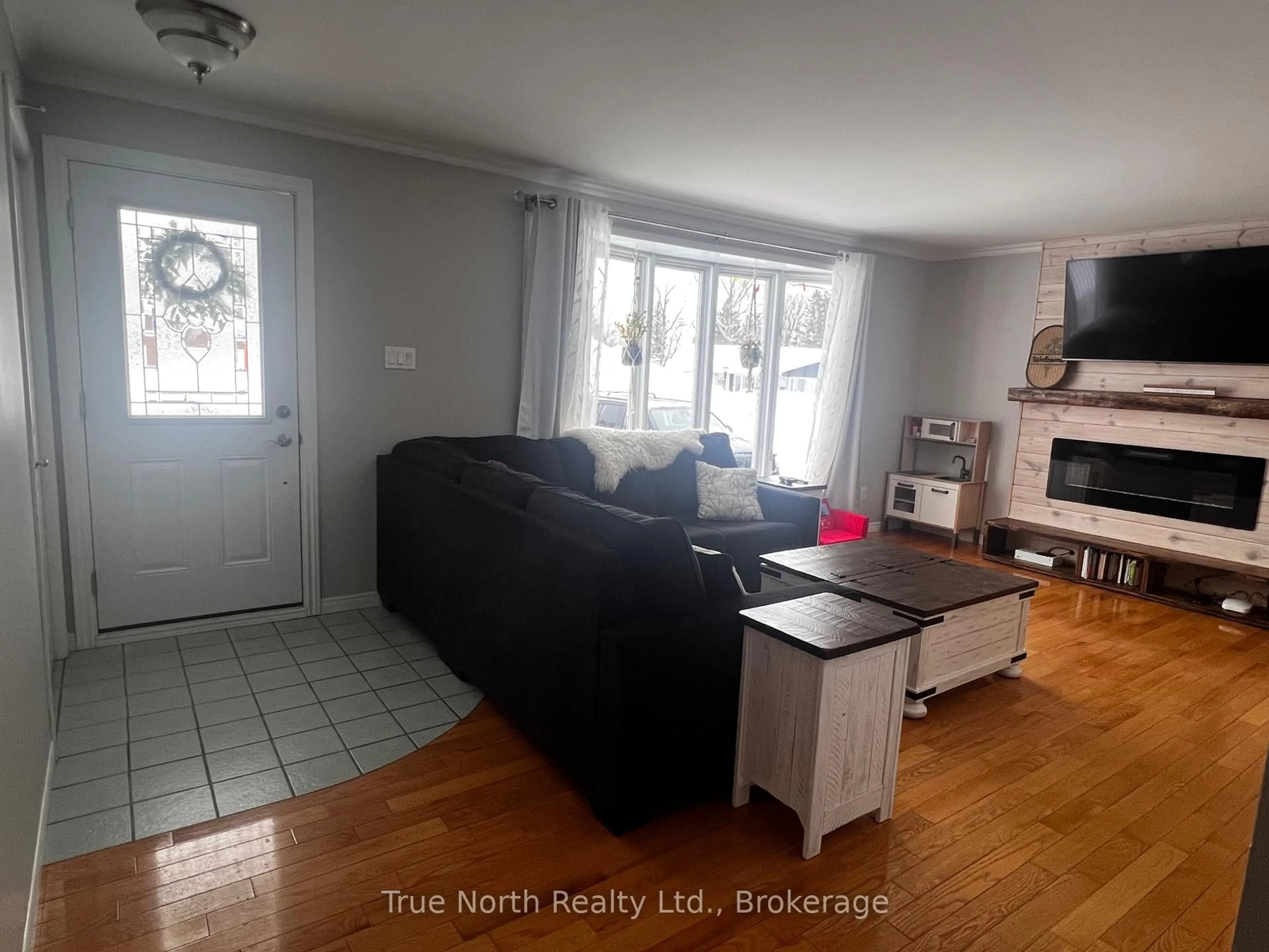 Living room with furniture, unknown for 1 Kent Pl, Kapuskasing Ontario P5N 2Y9