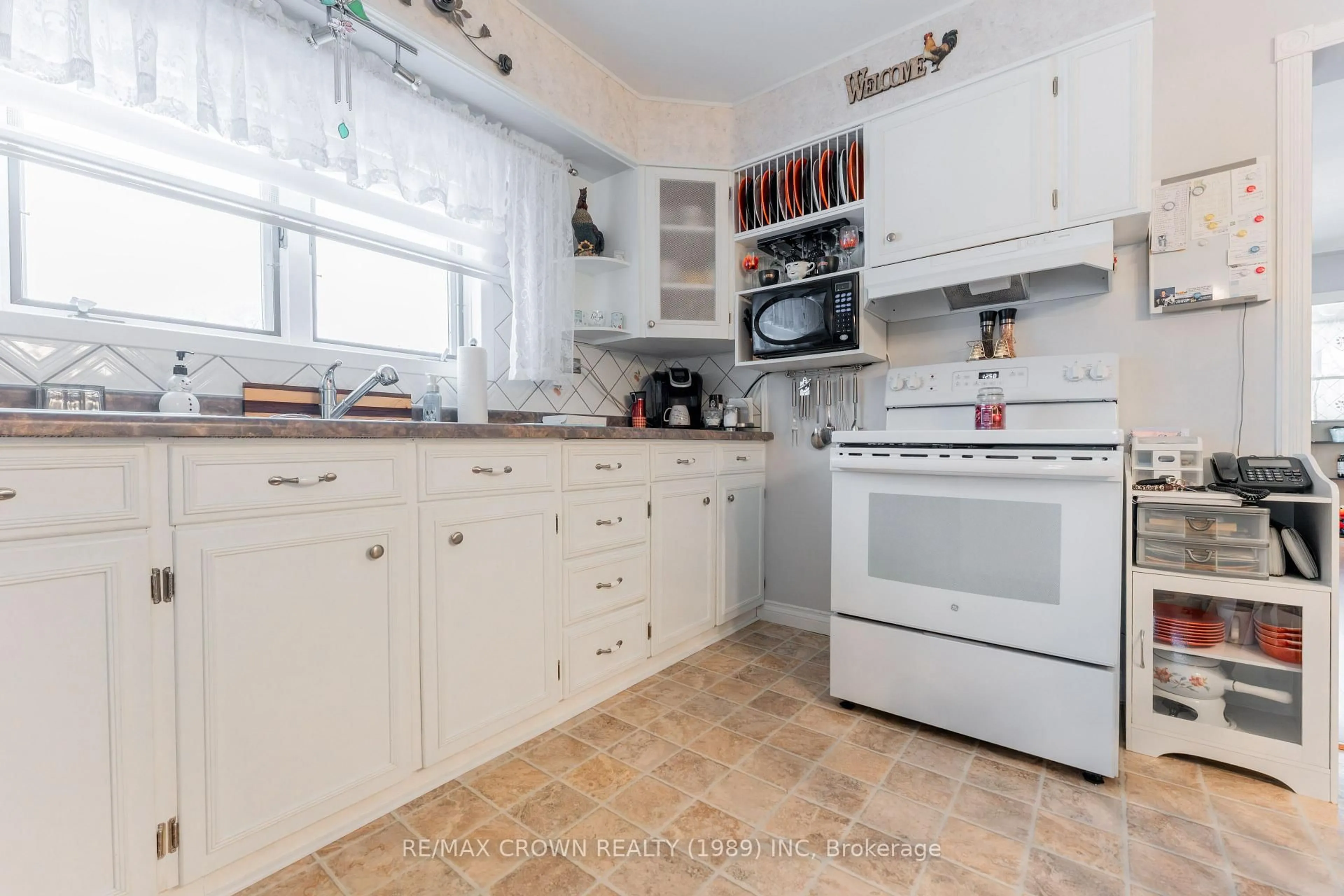 Standard kitchen, ceramic/tile floor for 78 Devonshire St, Kapuskasing Ontario P5N 1C6