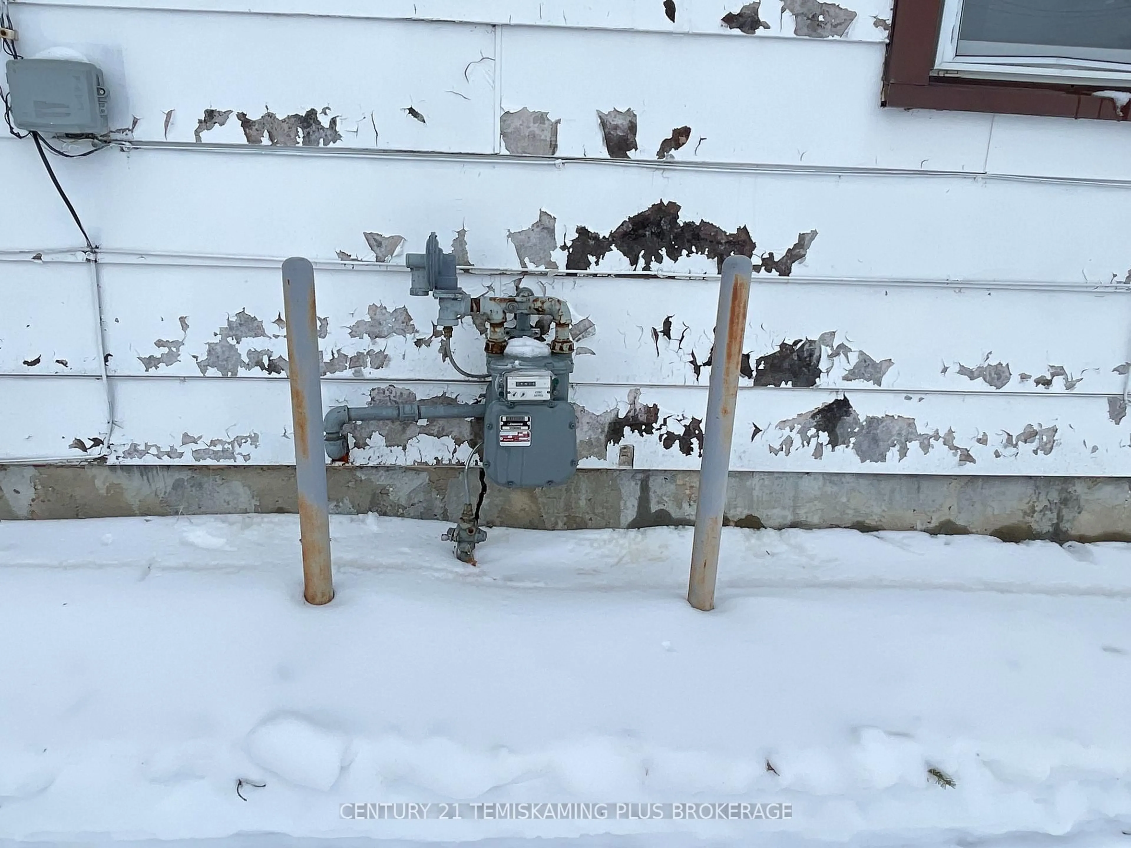 A pic from outside/outdoor area/front of a property/back of a property/a pic from drone, building for 390 Farah Ave, Temiskaming Shores Ontario P0J 1P0