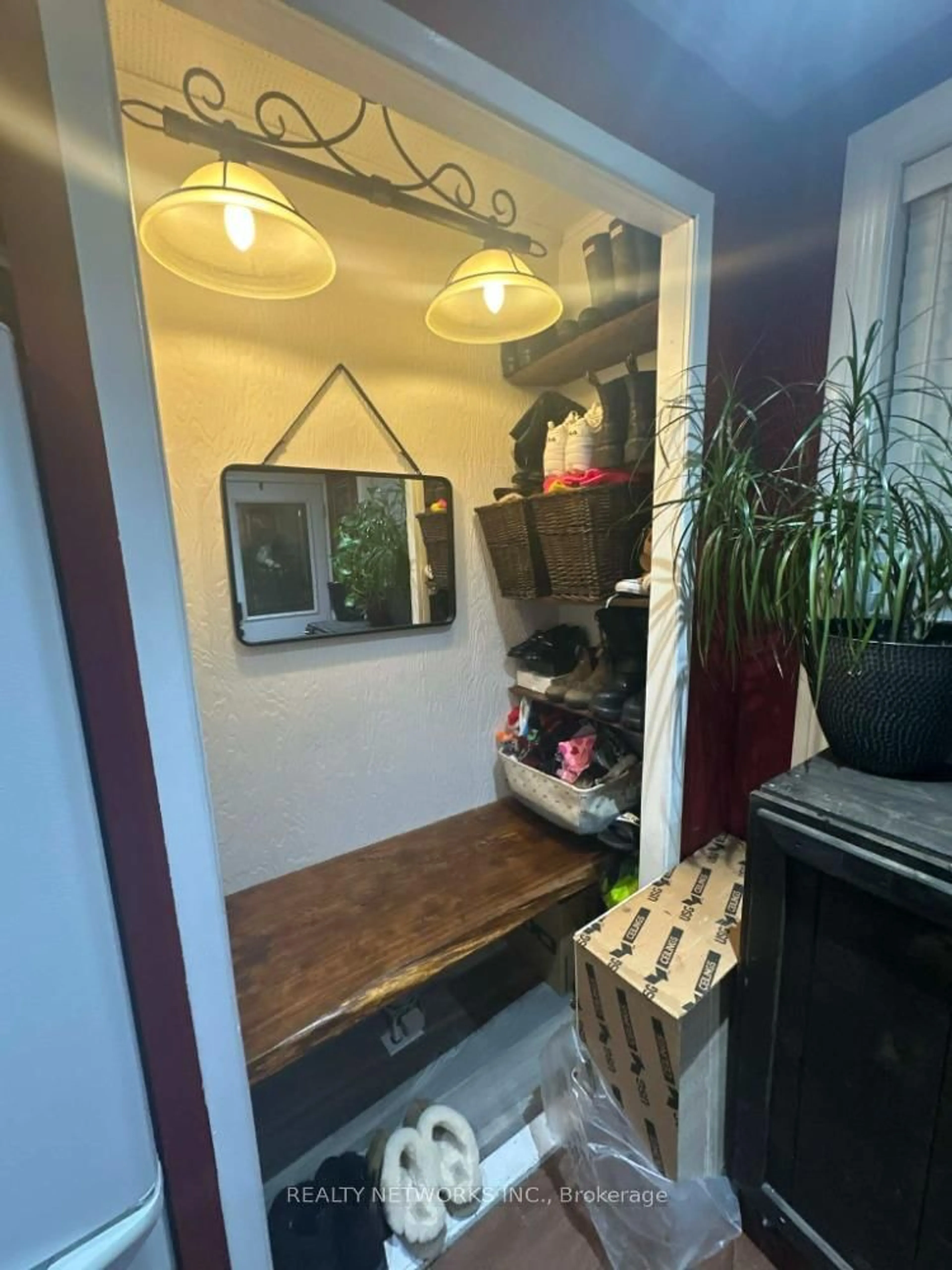 Indoor entryway for 441 Maclean Dr, Timmins Ontario P4N 4W7