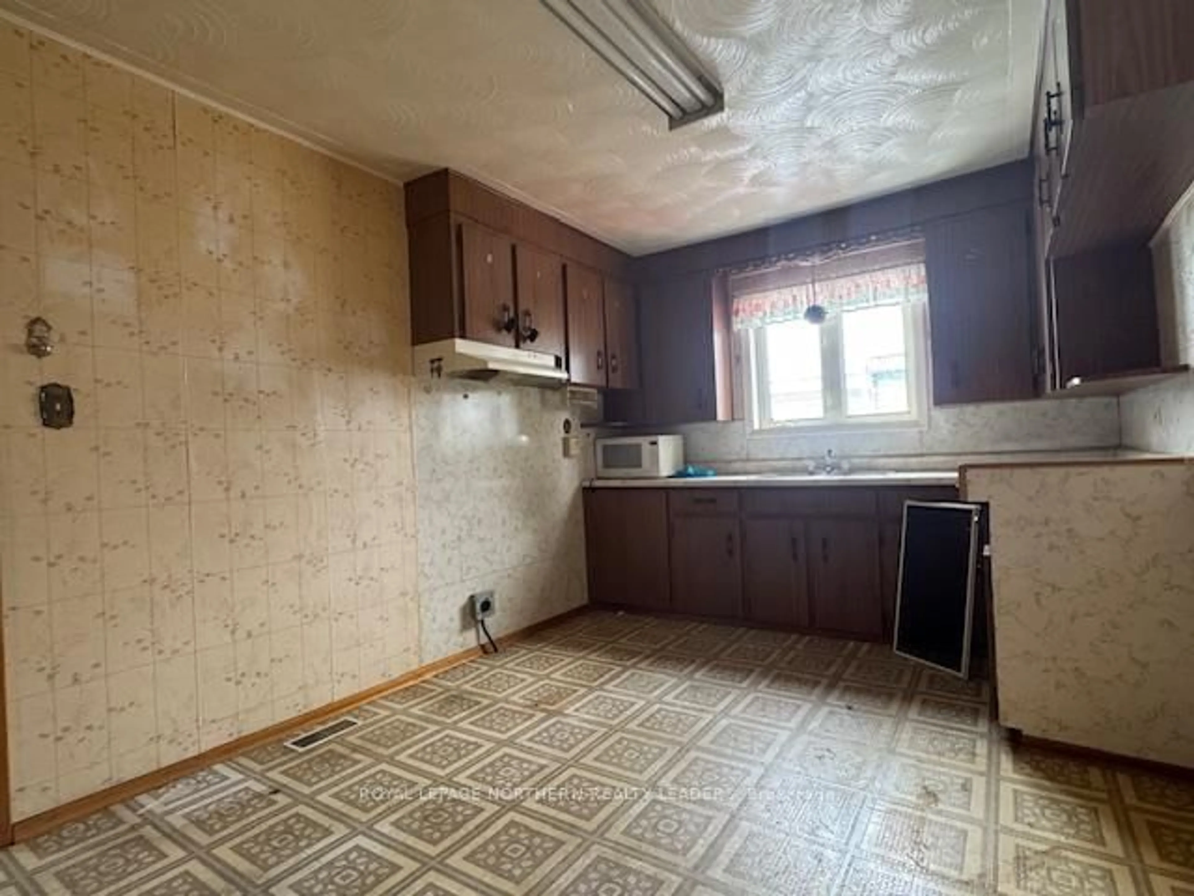 Standard kitchen, unknown for 71 Maple St, Timmins Ontario P4N 6B5