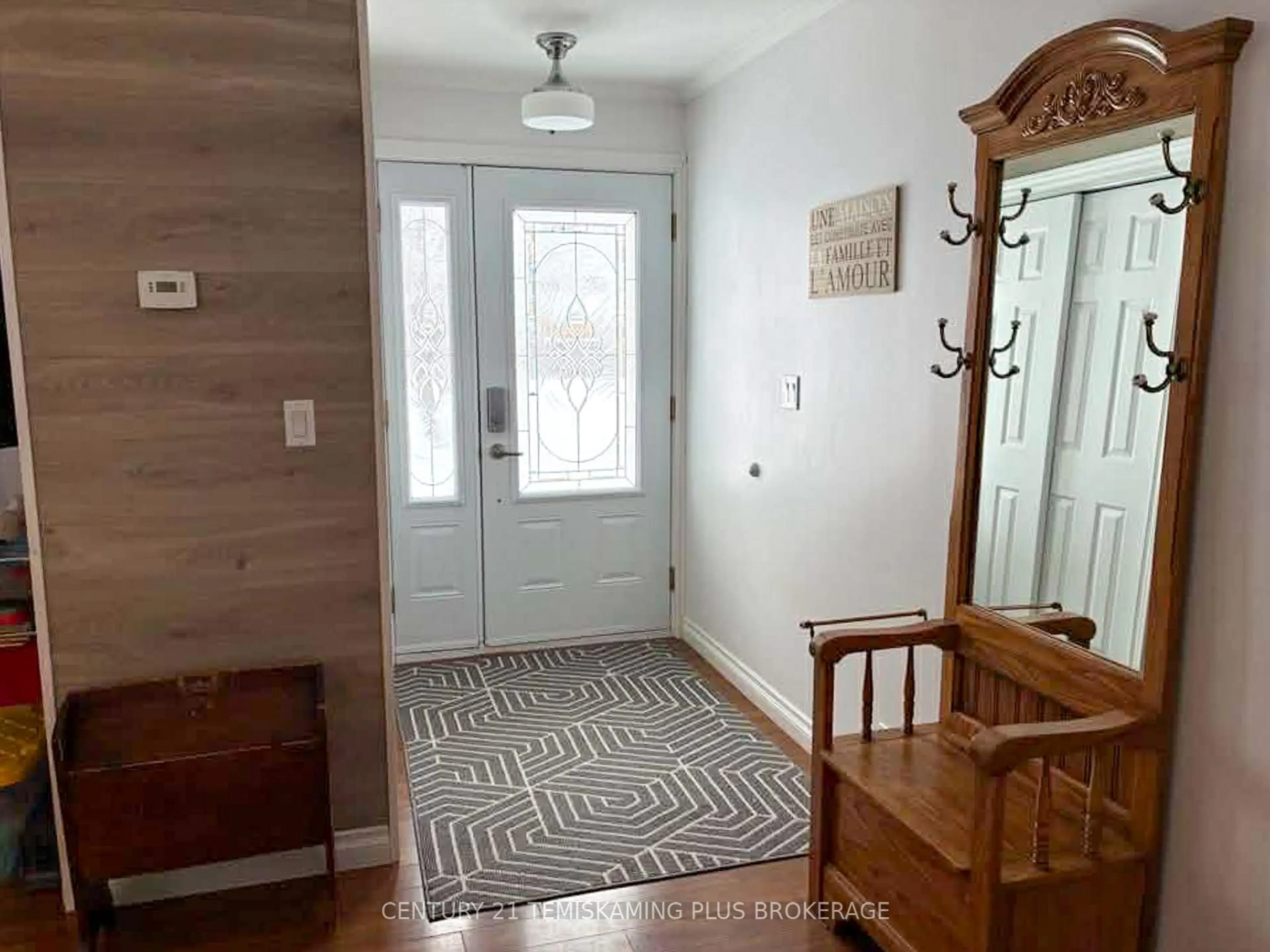 Indoor entryway for 53 Tenth Ave, Englehart Ontario P0J 1H0