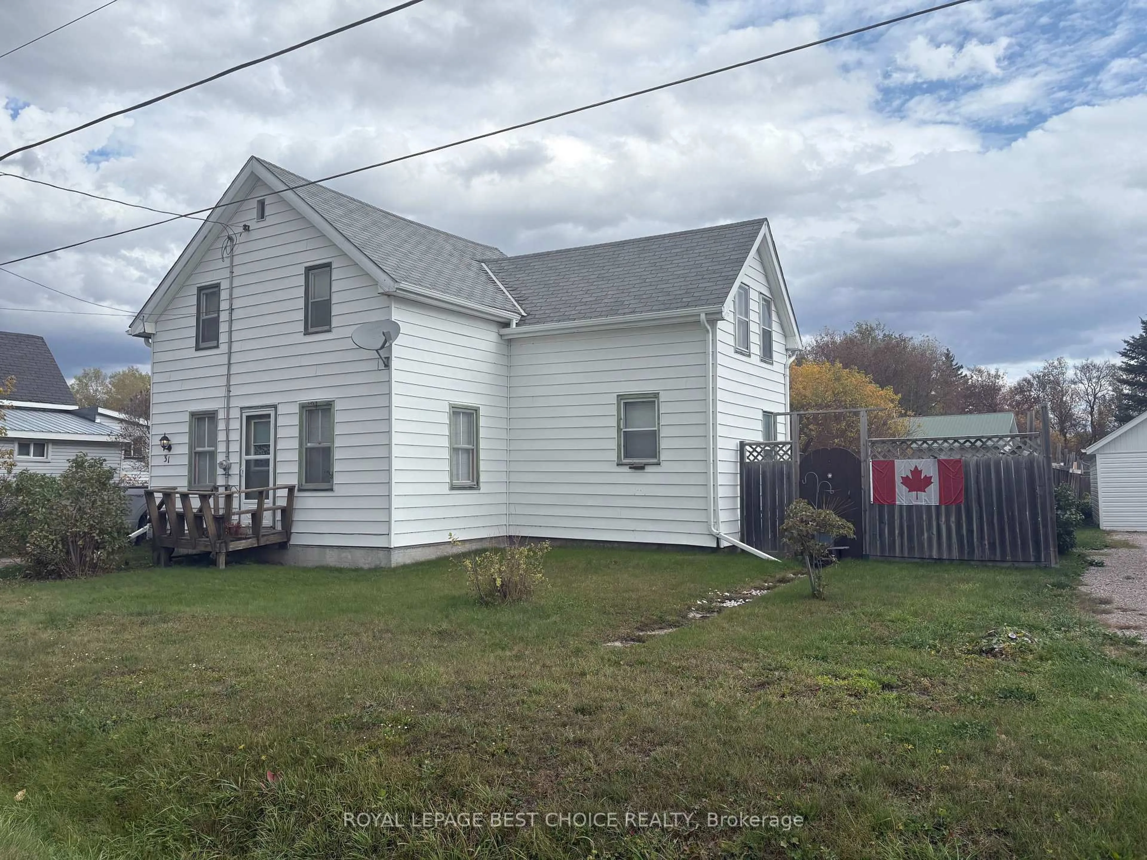 A pic from outside/outdoor area/front of a property/back of a property/a pic from drone, building for 31 First St, Englehart Ontario P0J 1H0