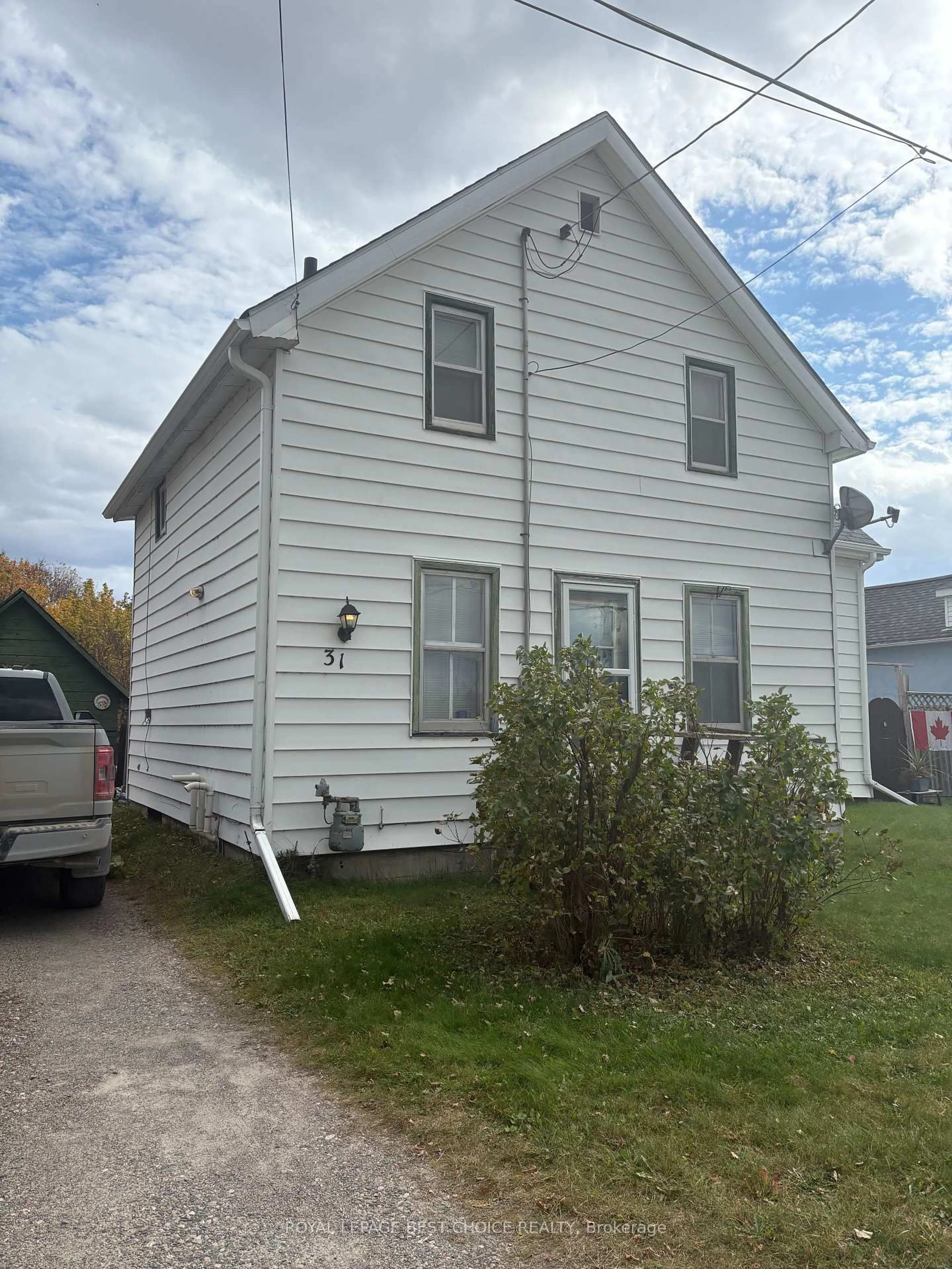 Home with vinyl exterior material, building for 31 First St, Englehart Ontario P0J 1H0