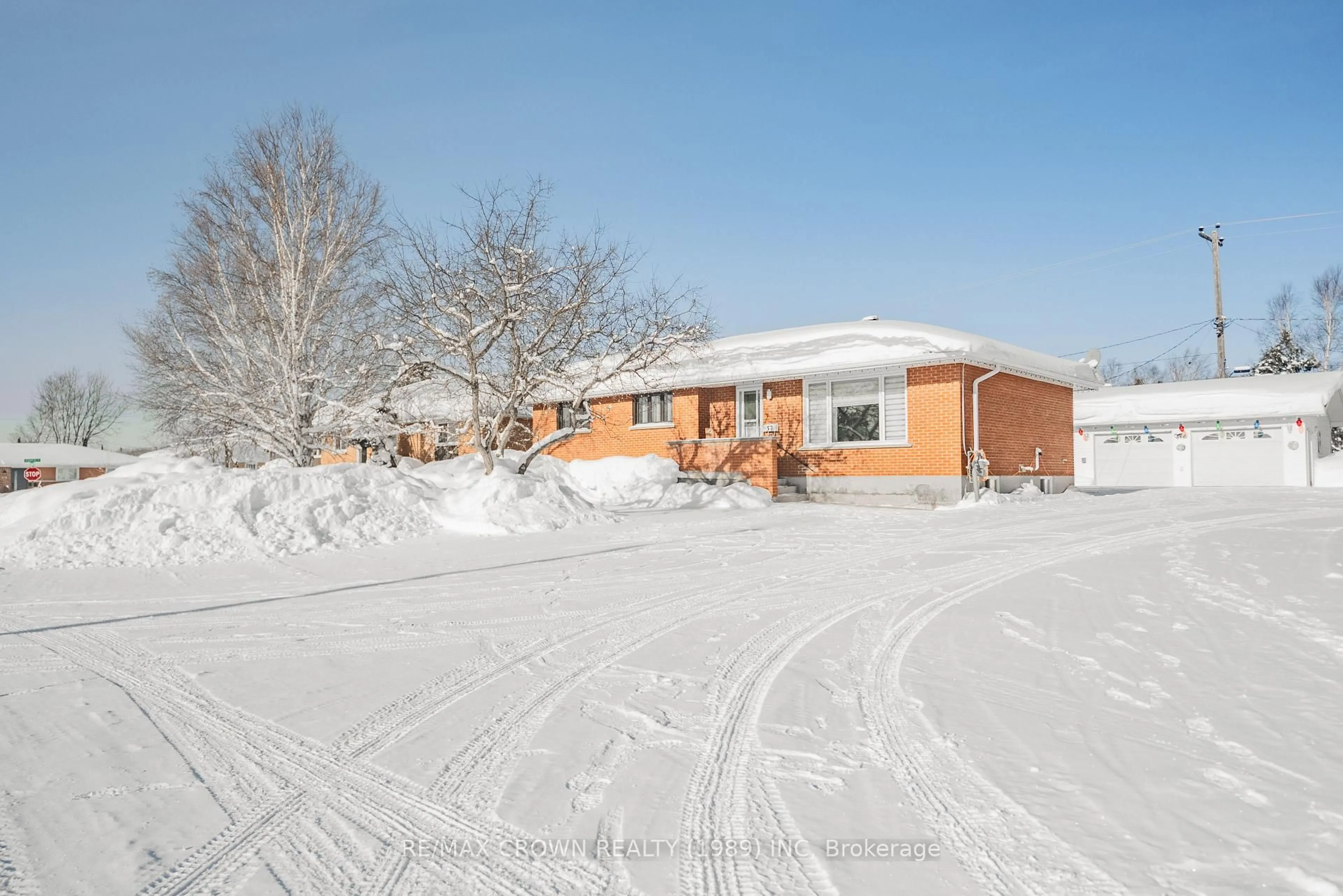 A pic from outside/outdoor area/front of a property/back of a property/a pic from drone, street for 37 Clark St, Kapuskasing Ontario P5N 1L3