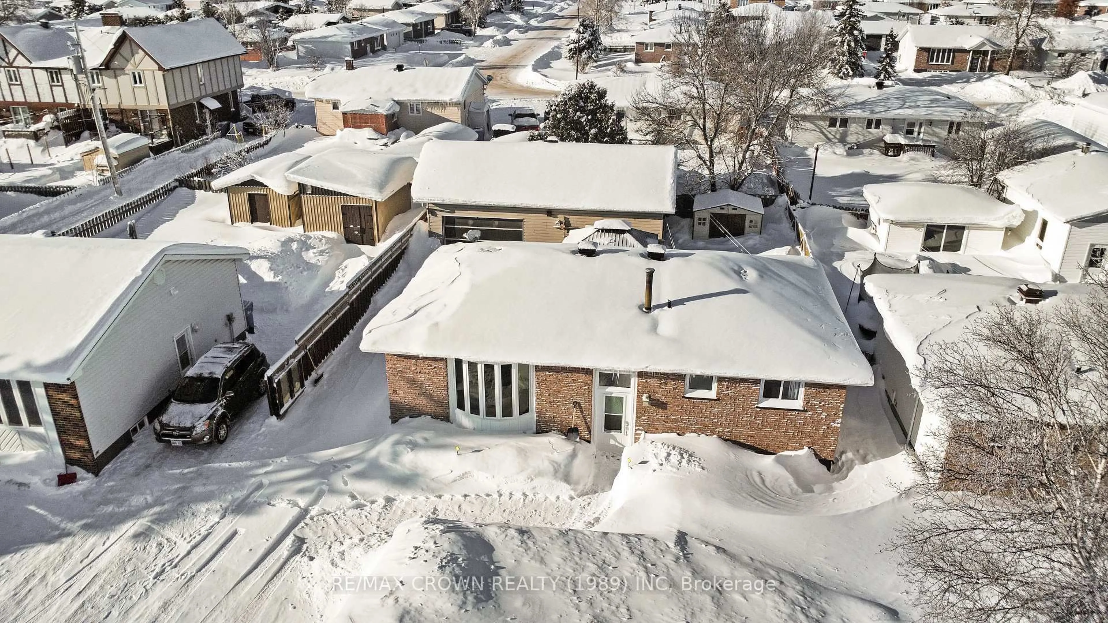 A pic from outside/outdoor area/front of a property/back of a property/a pic from drone, street for 40 Fifteenth St, Hearst Ontario P0L 1N0