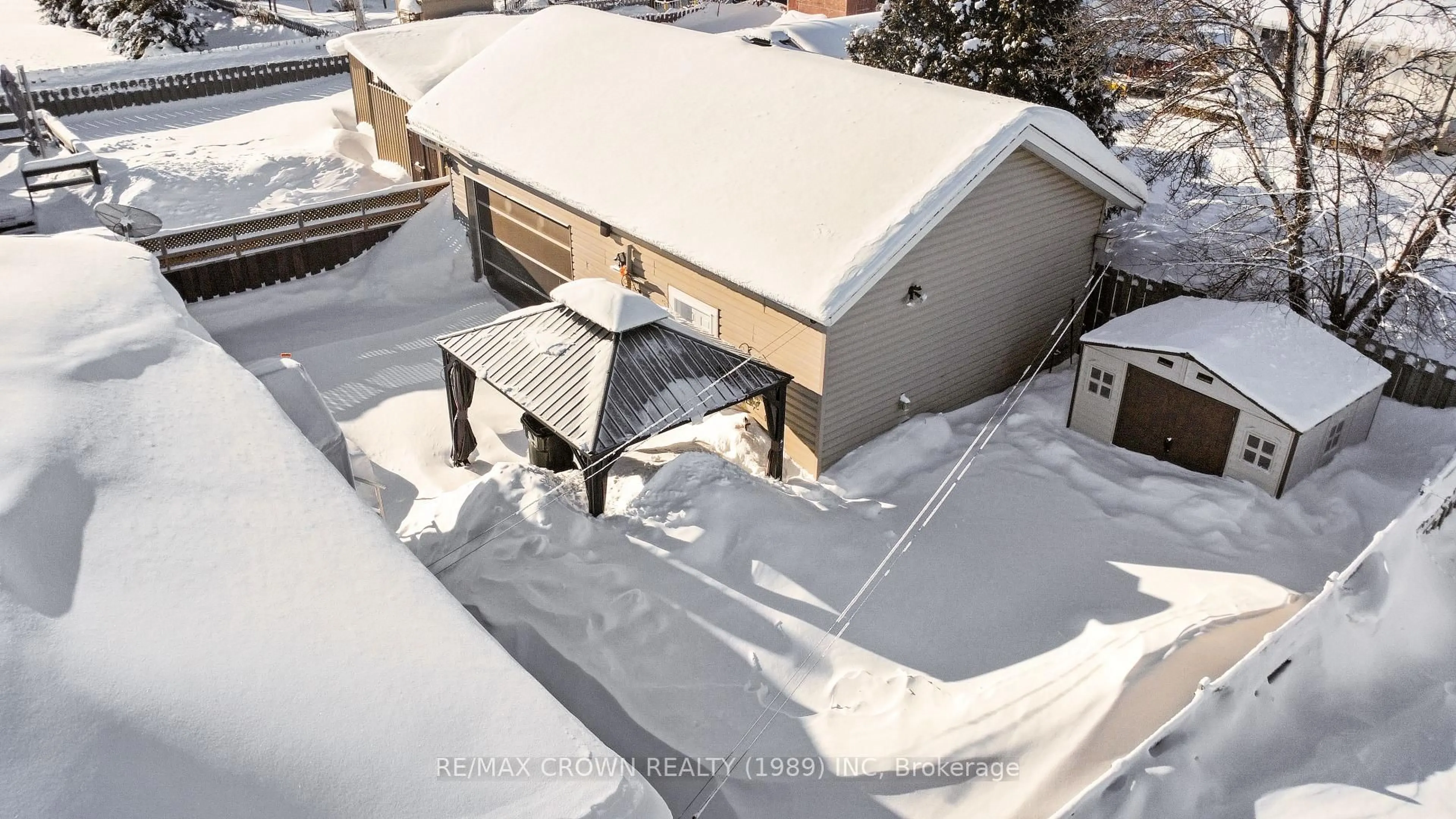 A pic from outside/outdoor area/front of a property/back of a property/a pic from drone, unknown for 40 Fifteenth St, Hearst Ontario P0L 1N0