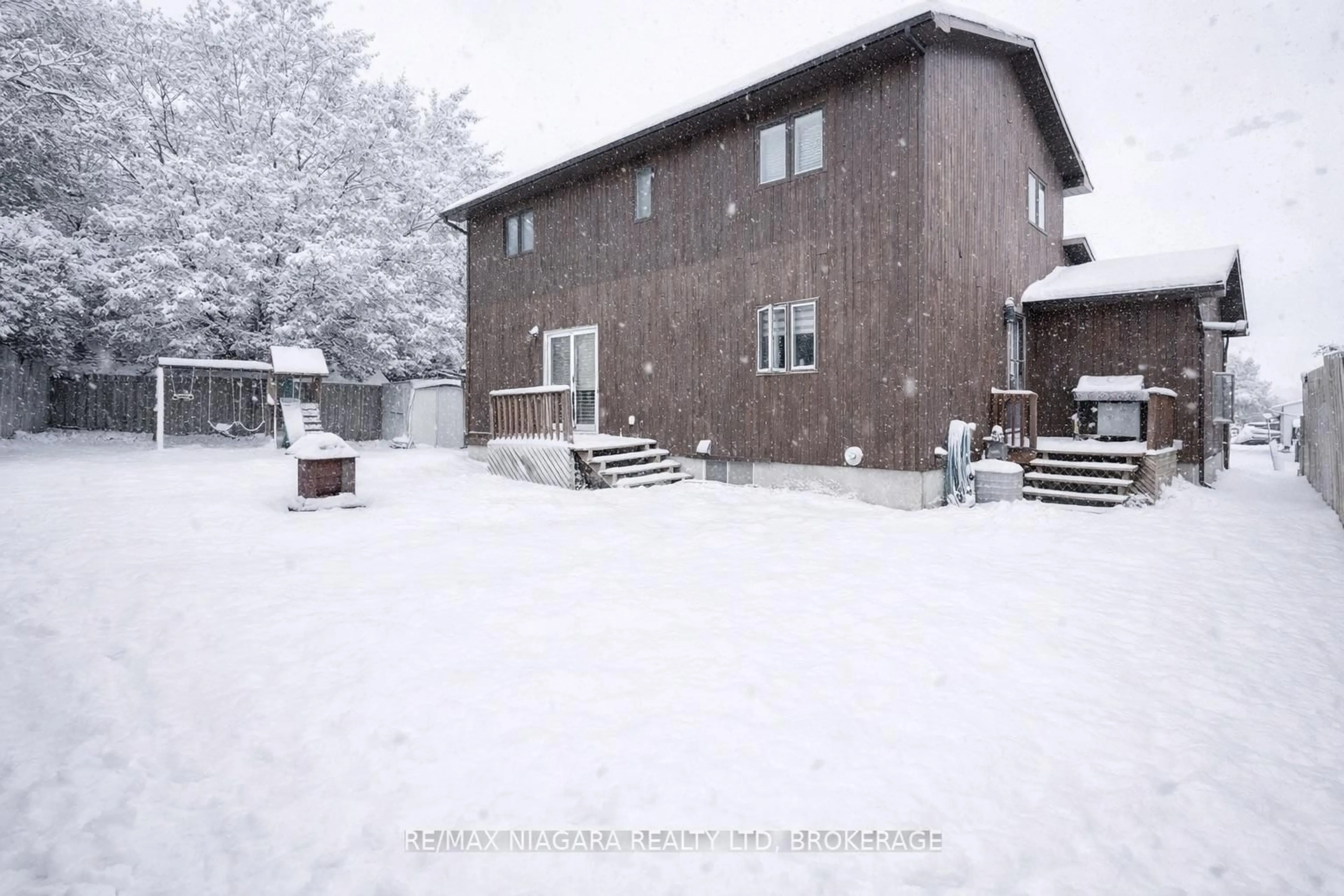 A pic from outside/outdoor area/front of a property/back of a property/a pic from drone, street for 137 Girdwood Cres, Timmins Ontario P4N 4J2