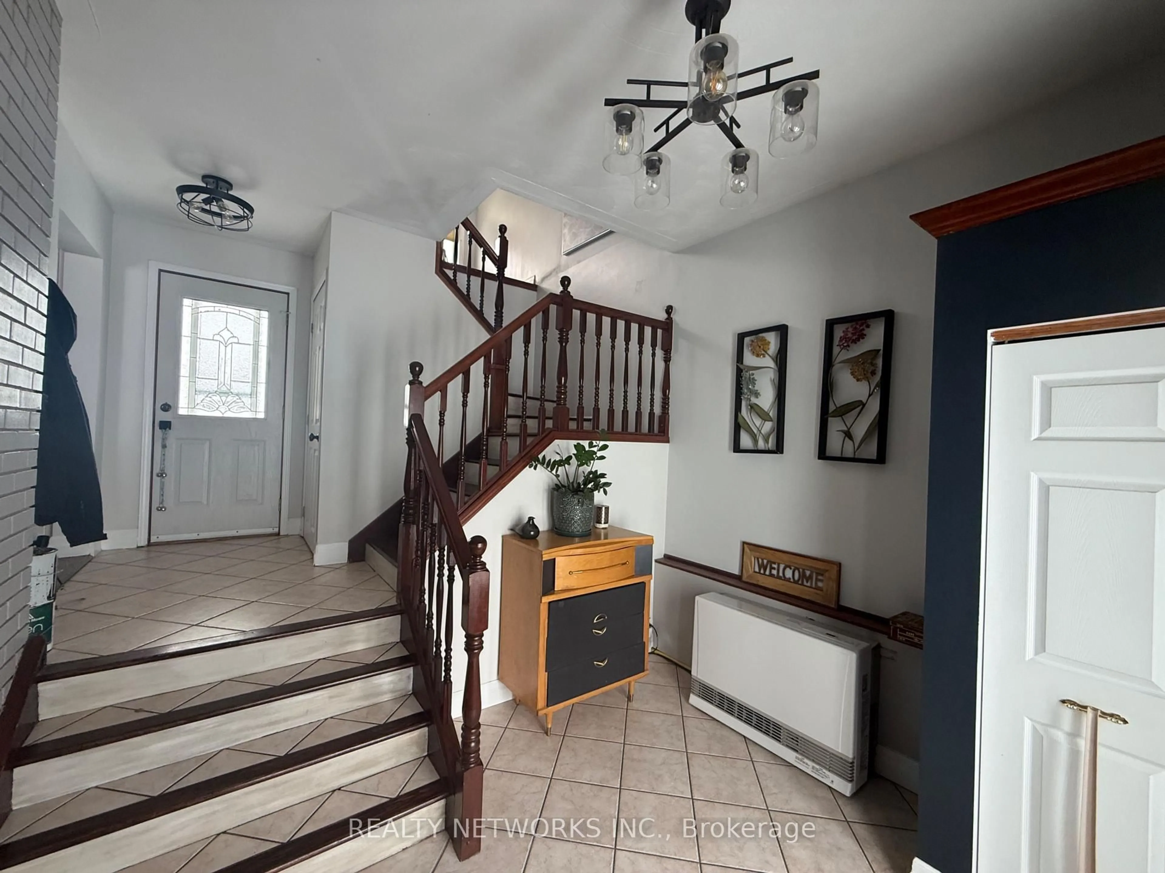 Indoor foyer for 315 Ann Ave, Timmins Ontario P4N 4V1