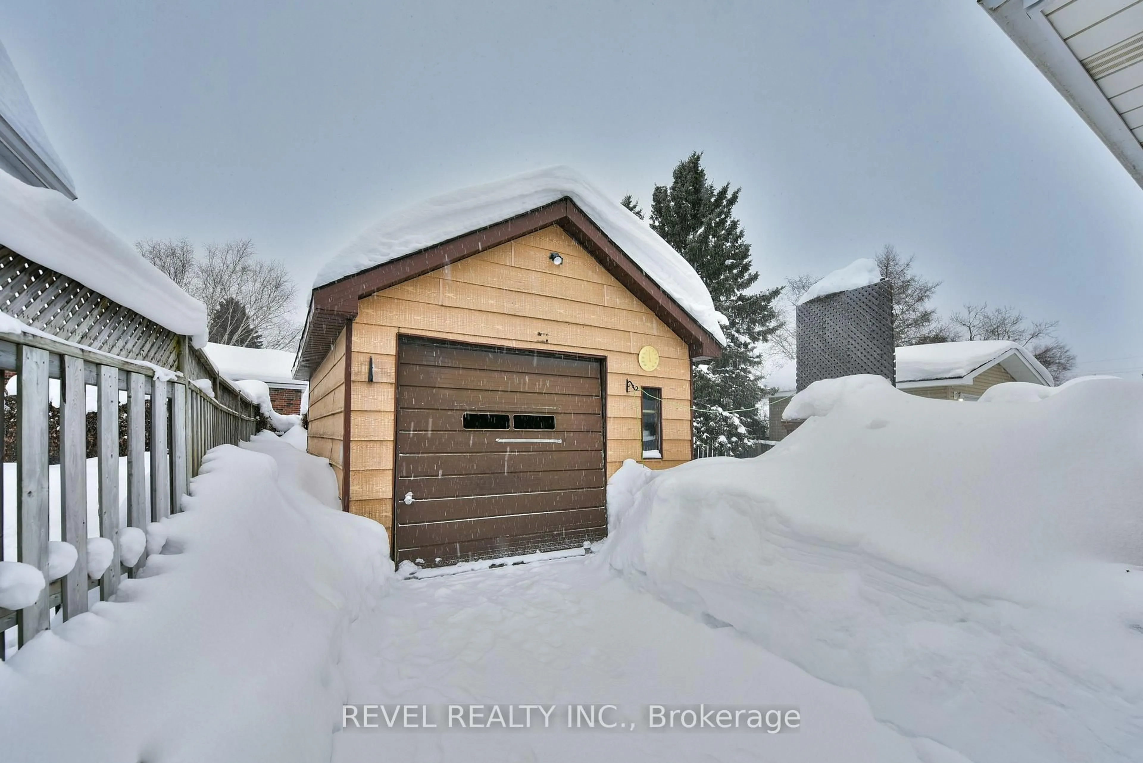 Indoor garage for 198 Lawrence St, Timmins Ontario P0N 1C0