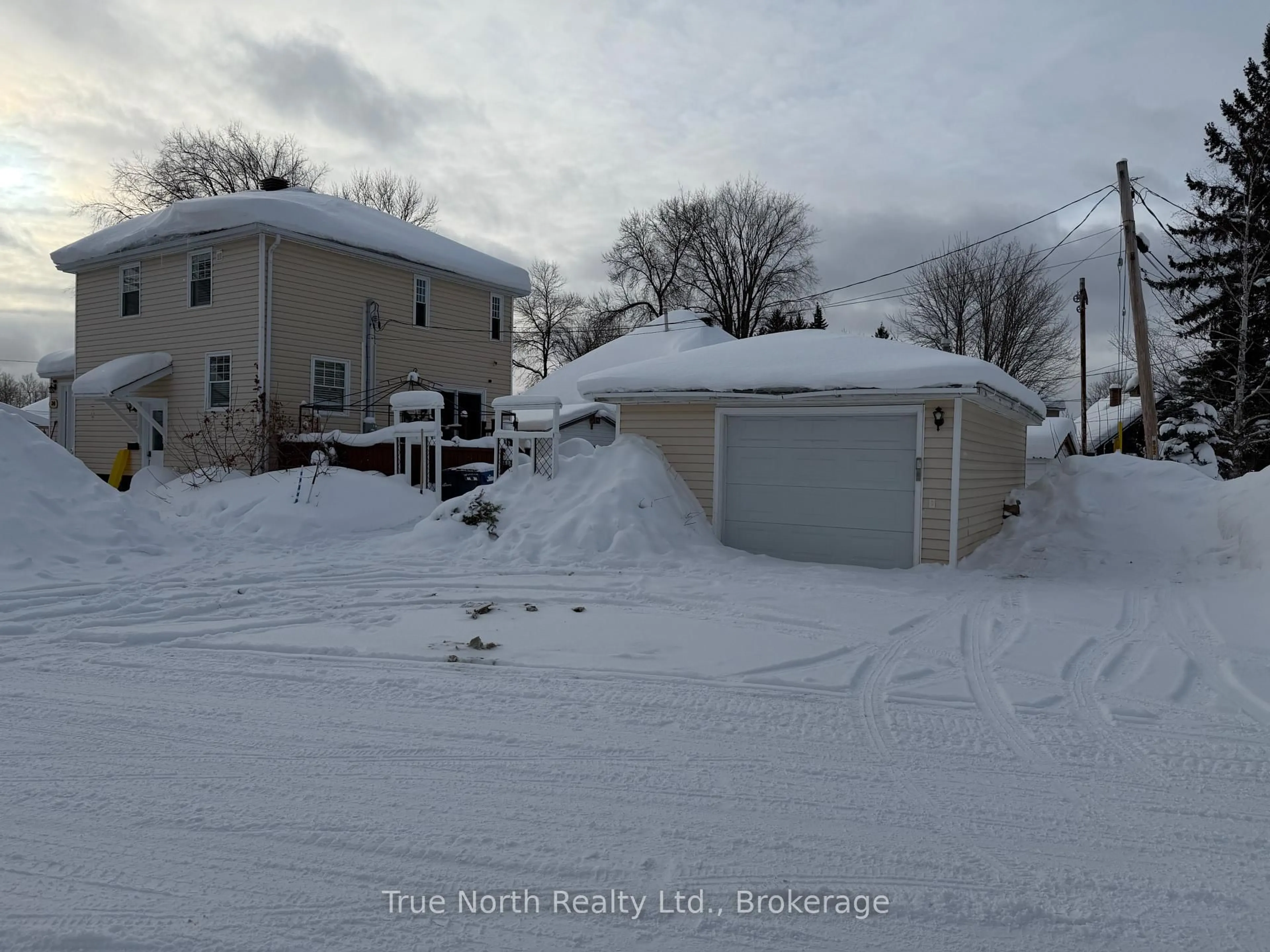 A pic from outside/outdoor area/front of a property/back of a property/a pic from drone, street for 34 Dominion Ave, Kapuskasing Ontario P5N 1P1