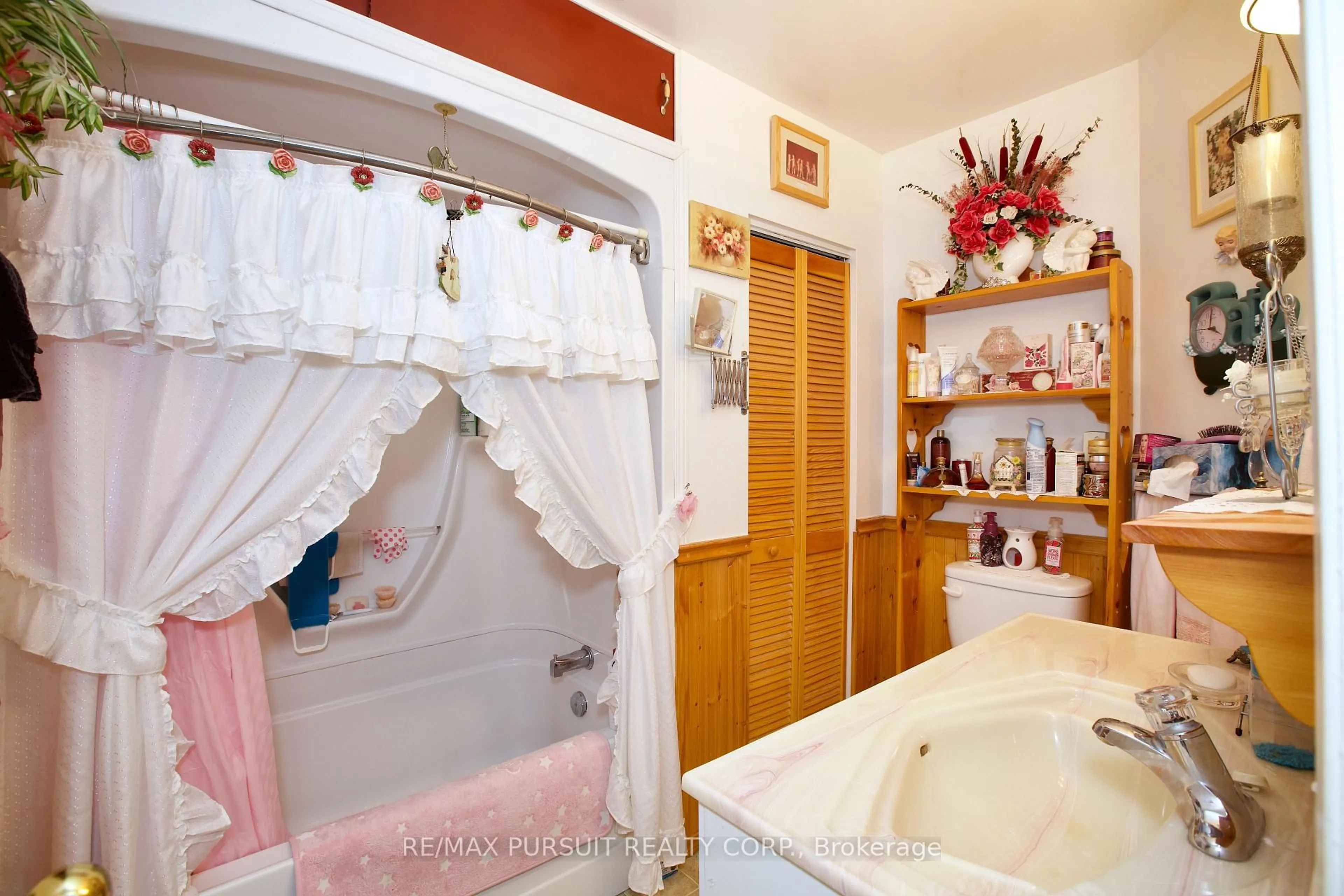 Standard bathroom, ceramic/tile floor for 33 Lebel Ave, Kirkland Lake Ontario P2N 2Y4