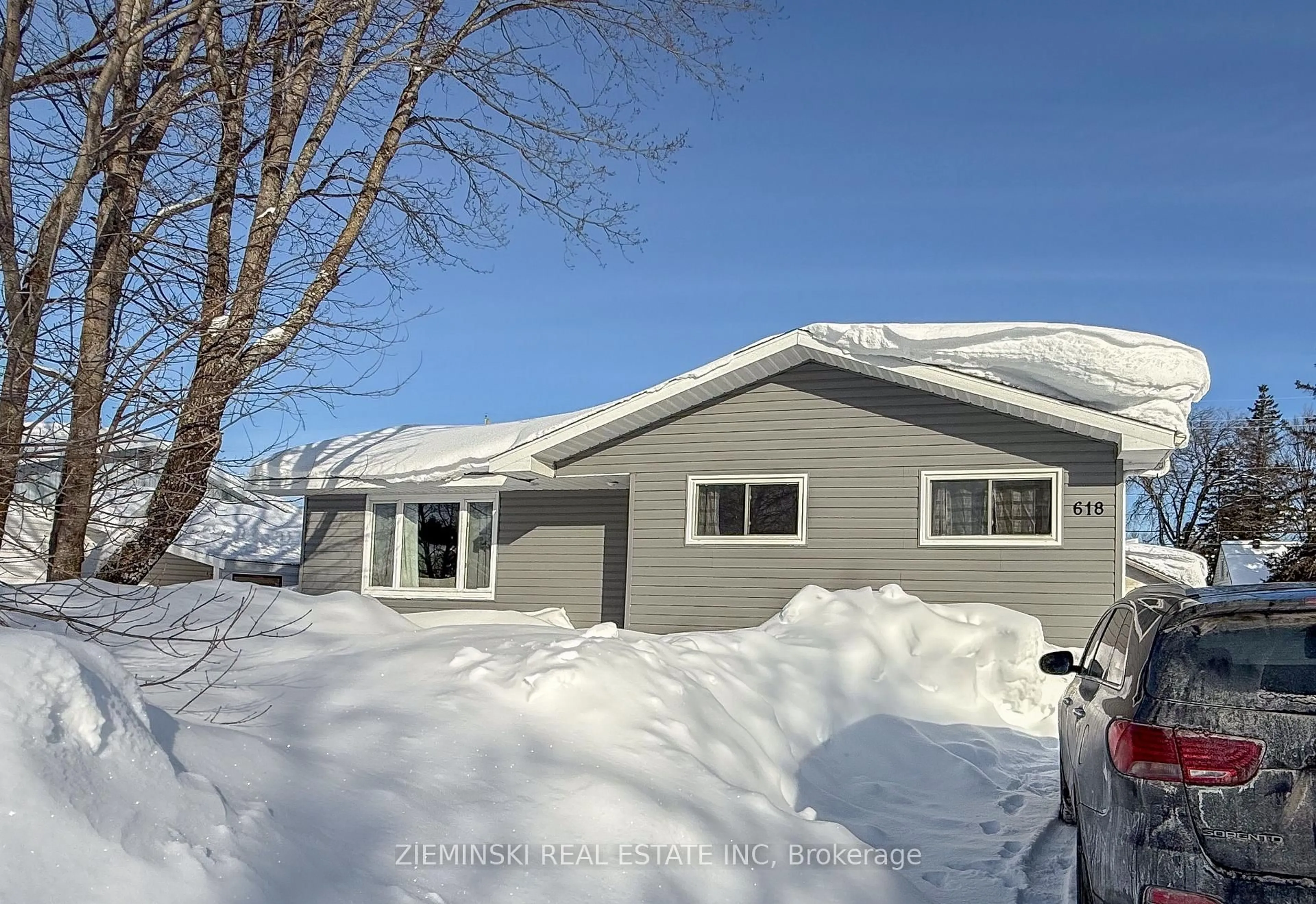 Home with vinyl exterior material, street for 618 Reynolds St, Iroquois Falls Ontario P0K 1E0