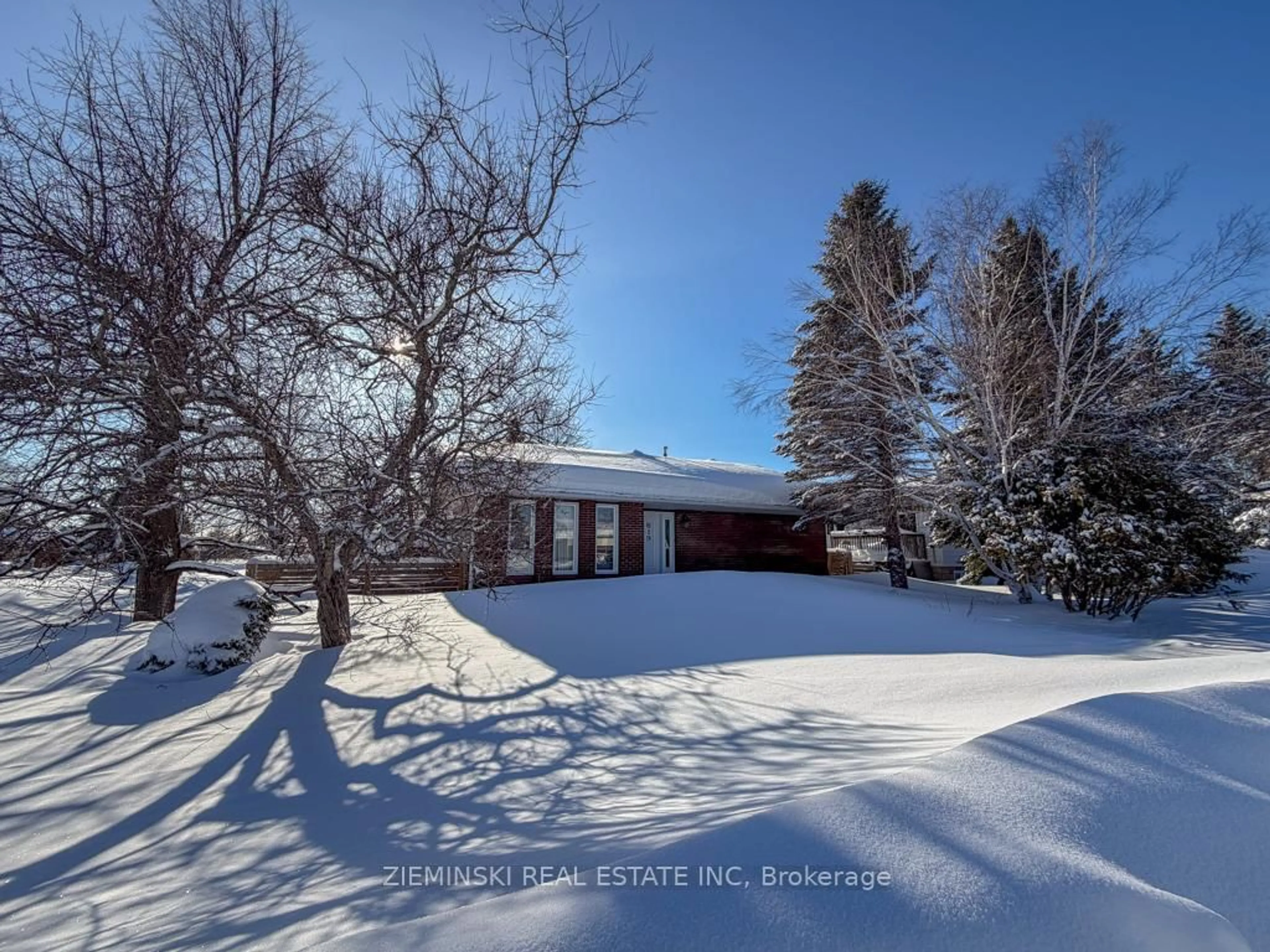 A pic from outside/outdoor area/front of a property/back of a property/a pic from drone, street for 619 Reynolds St, Iroquois Falls Ontario P0K 1E0