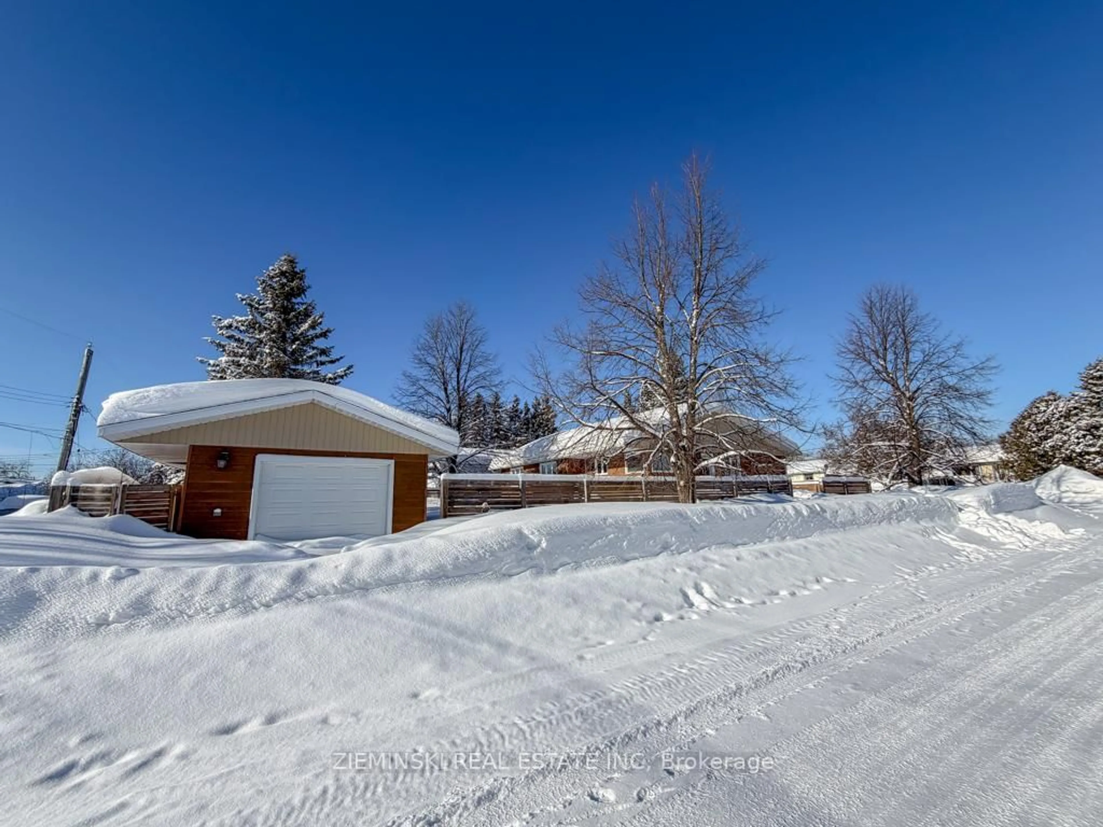 A pic from outside/outdoor area/front of a property/back of a property/a pic from drone, street for 619 Reynolds St, Iroquois Falls Ontario P0K 1E0