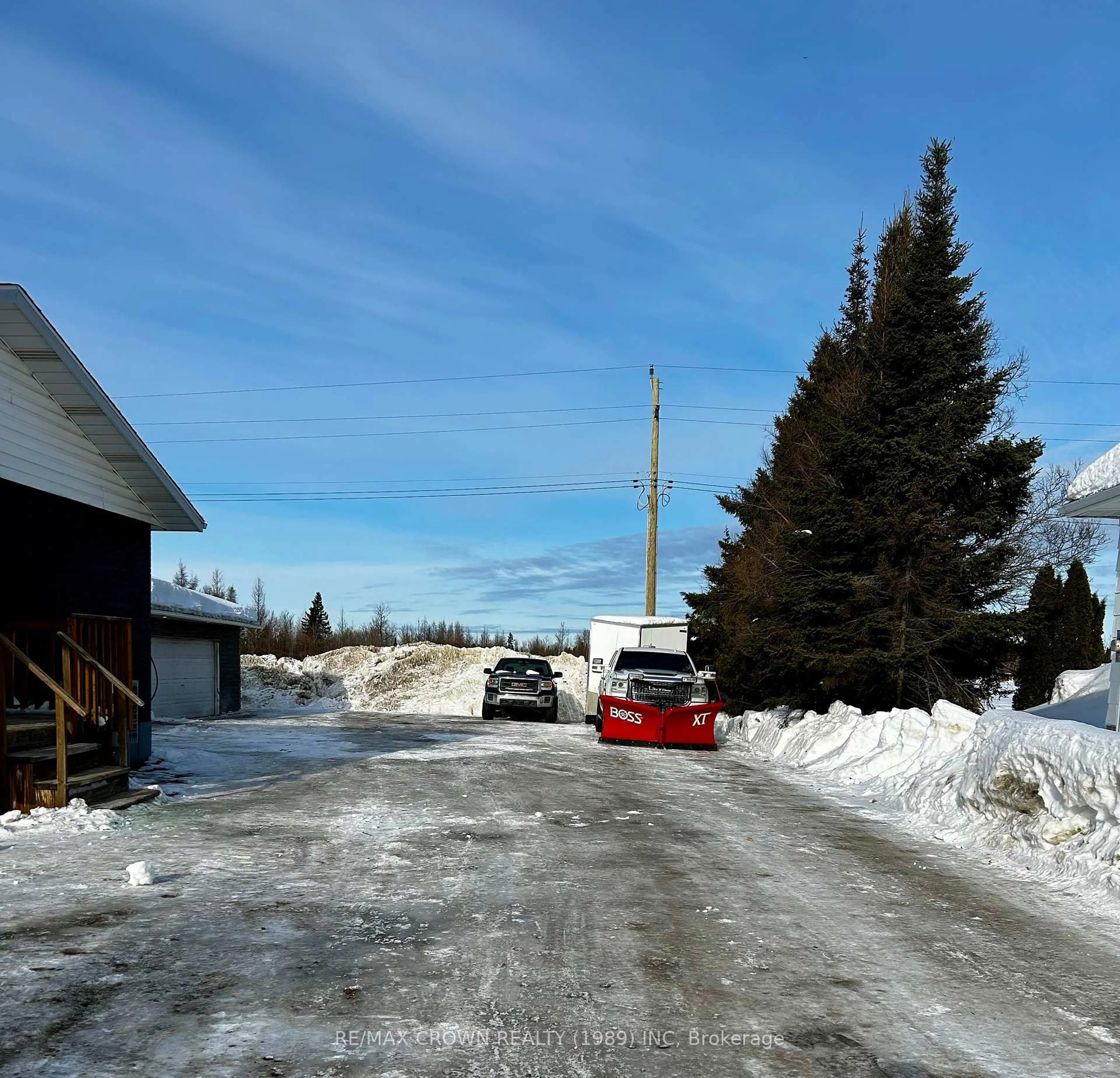 Parking for 448 Government Rd, Kapuskasing Ontario P5N 2X7