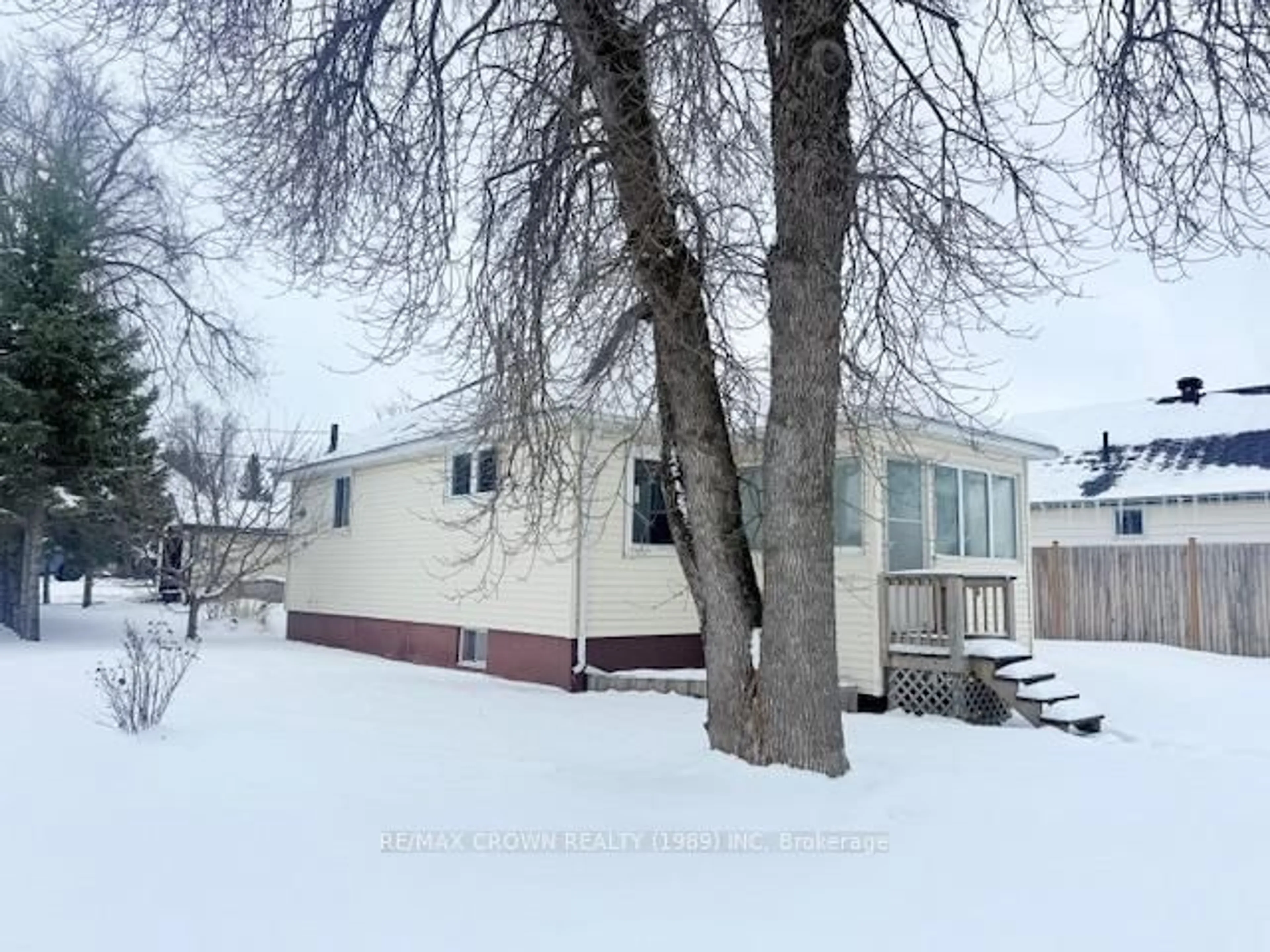 A pic from outside/outdoor area/front of a property/back of a property/a pic from drone, unknown for 60 Egerton St, Kapuskasing Ontario P5N 1J4